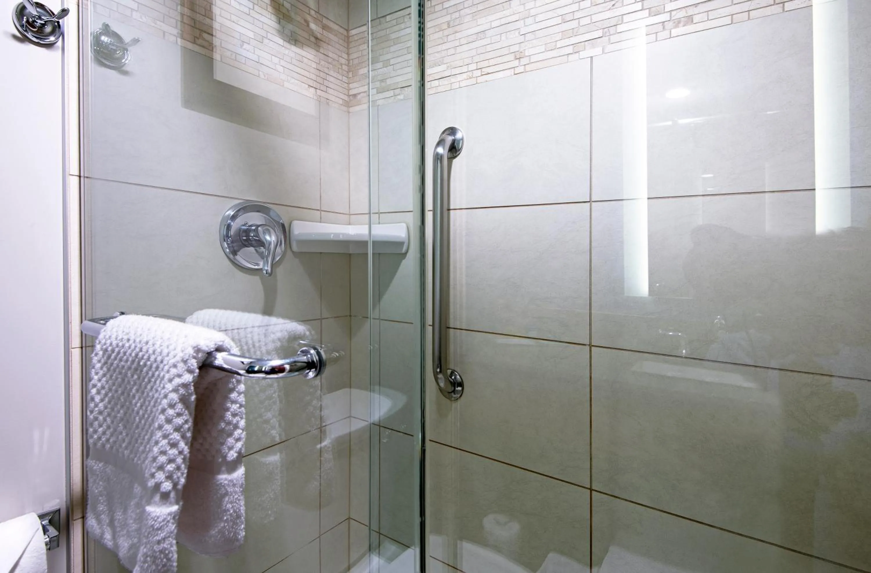 Shower in DoubleTree by Hilton - Kamloops