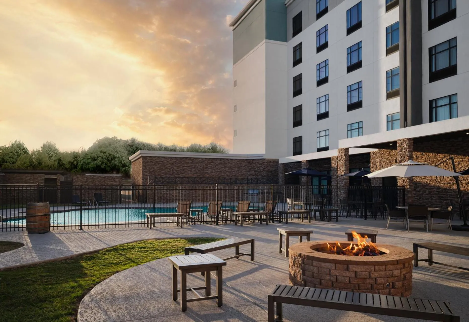 Swimming pool in TownePlace Suites by Marriott Dallas DFW Airport North/Grapevine