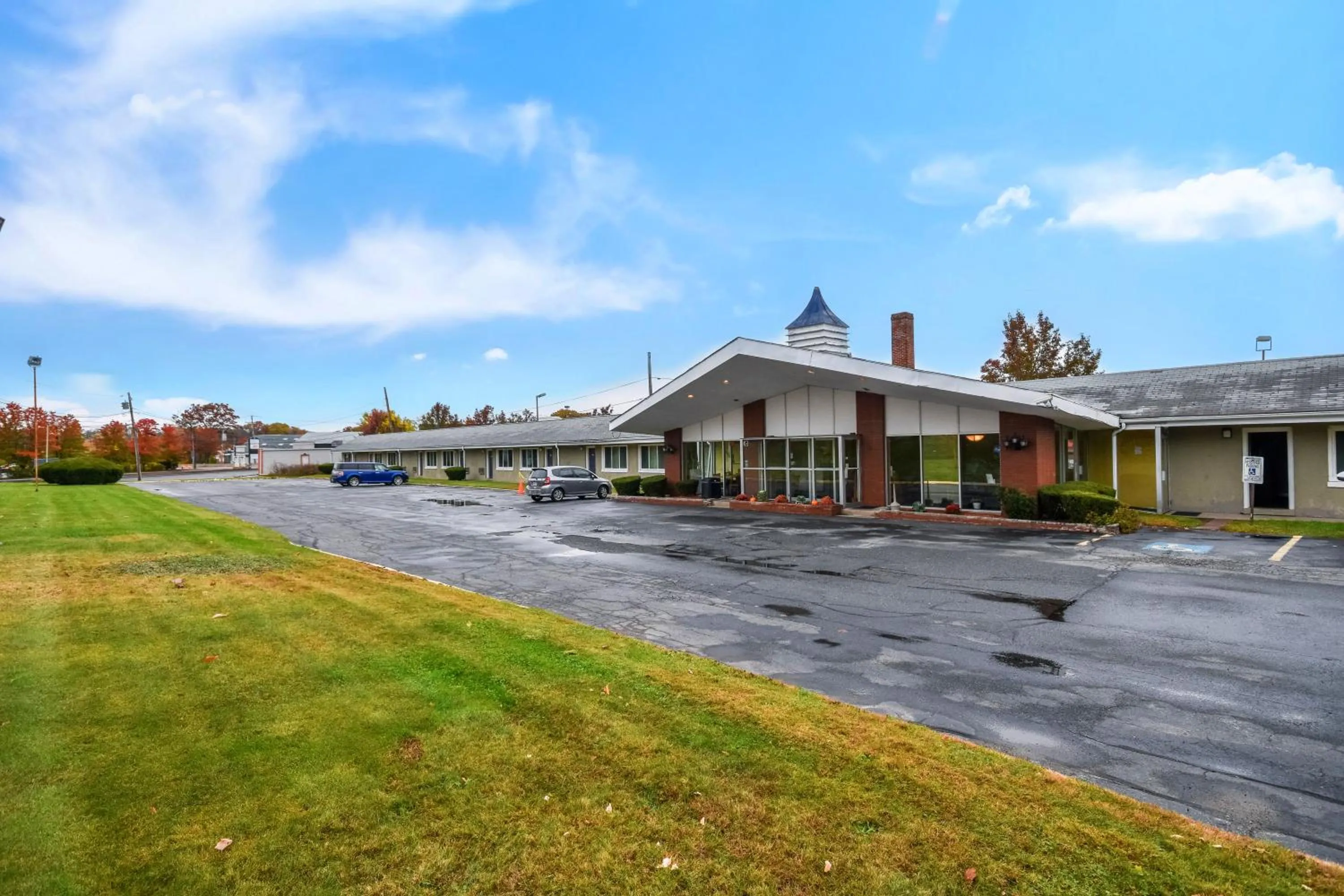 Facade/entrance in Monticello Inn- Framingham/ Boston