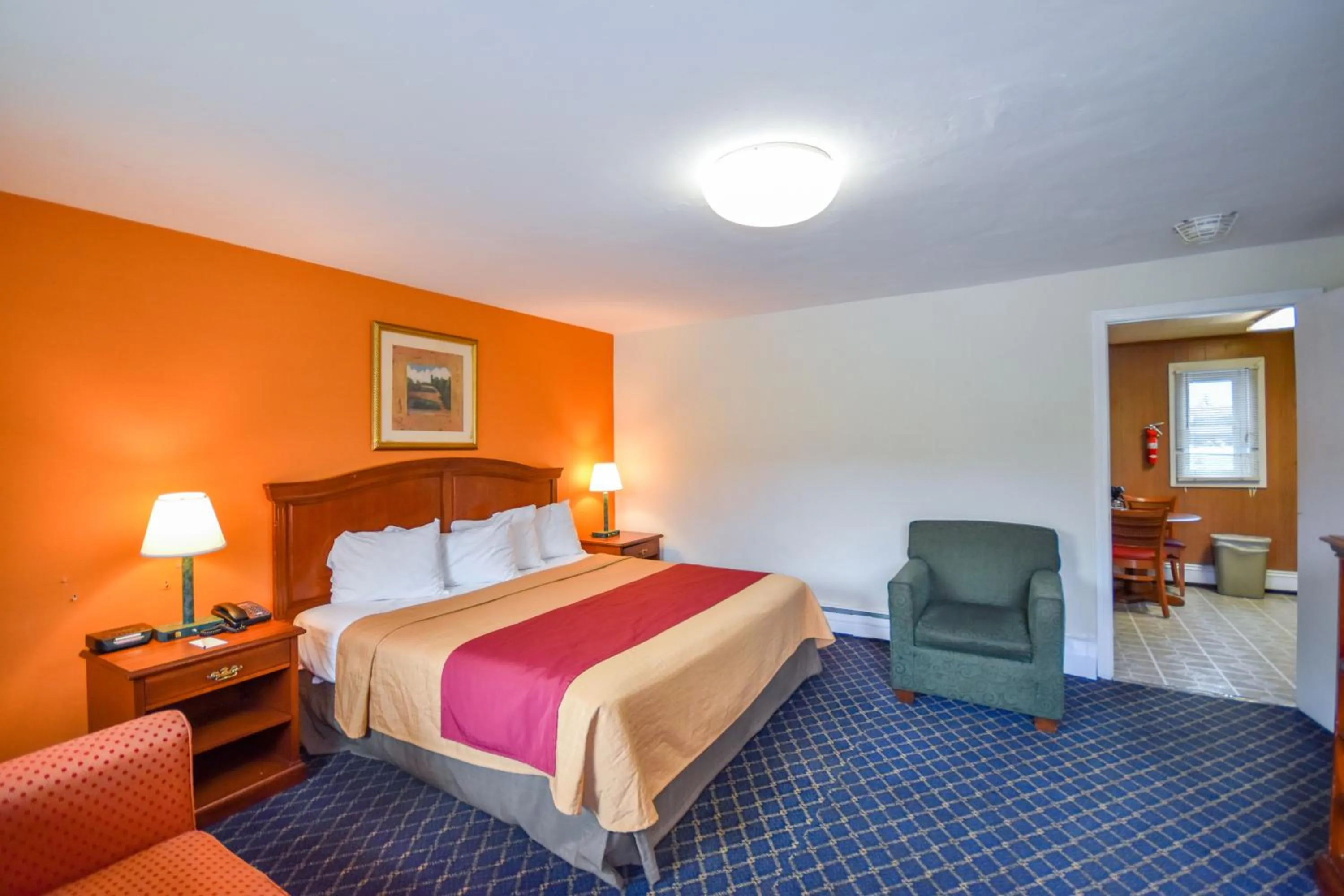 Photo of the whole room, Bed in Monticello Inn- Framingham/ Boston