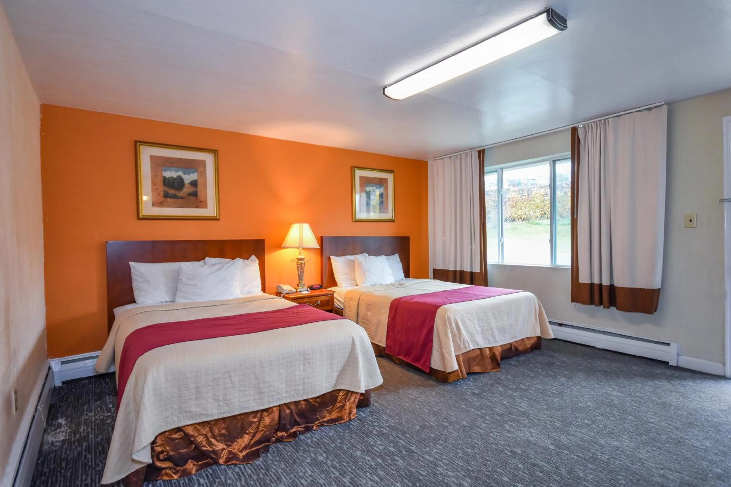 Bed in Monticello Inn- Framingham/ Boston