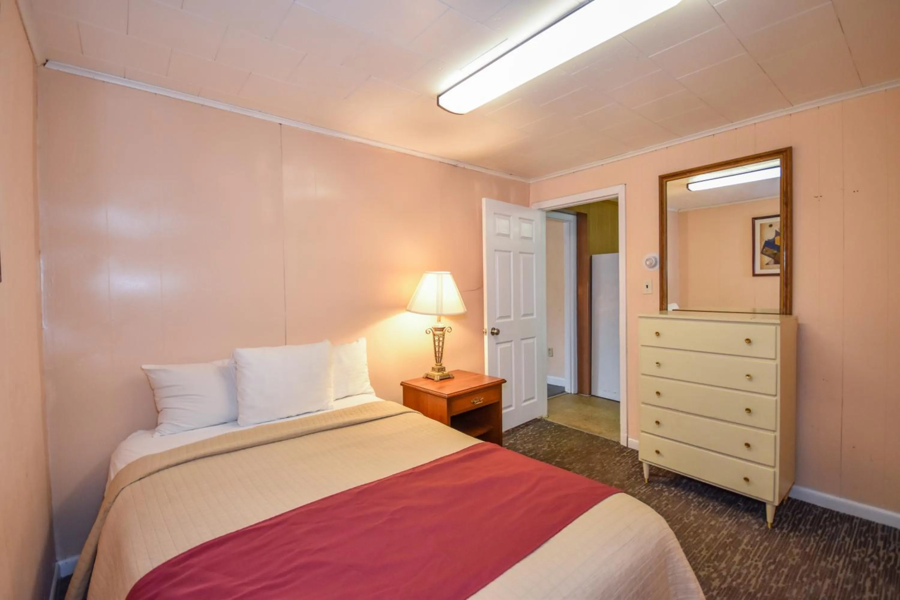 Bedroom, Bed in Monticello Inn- Framingham/ Boston