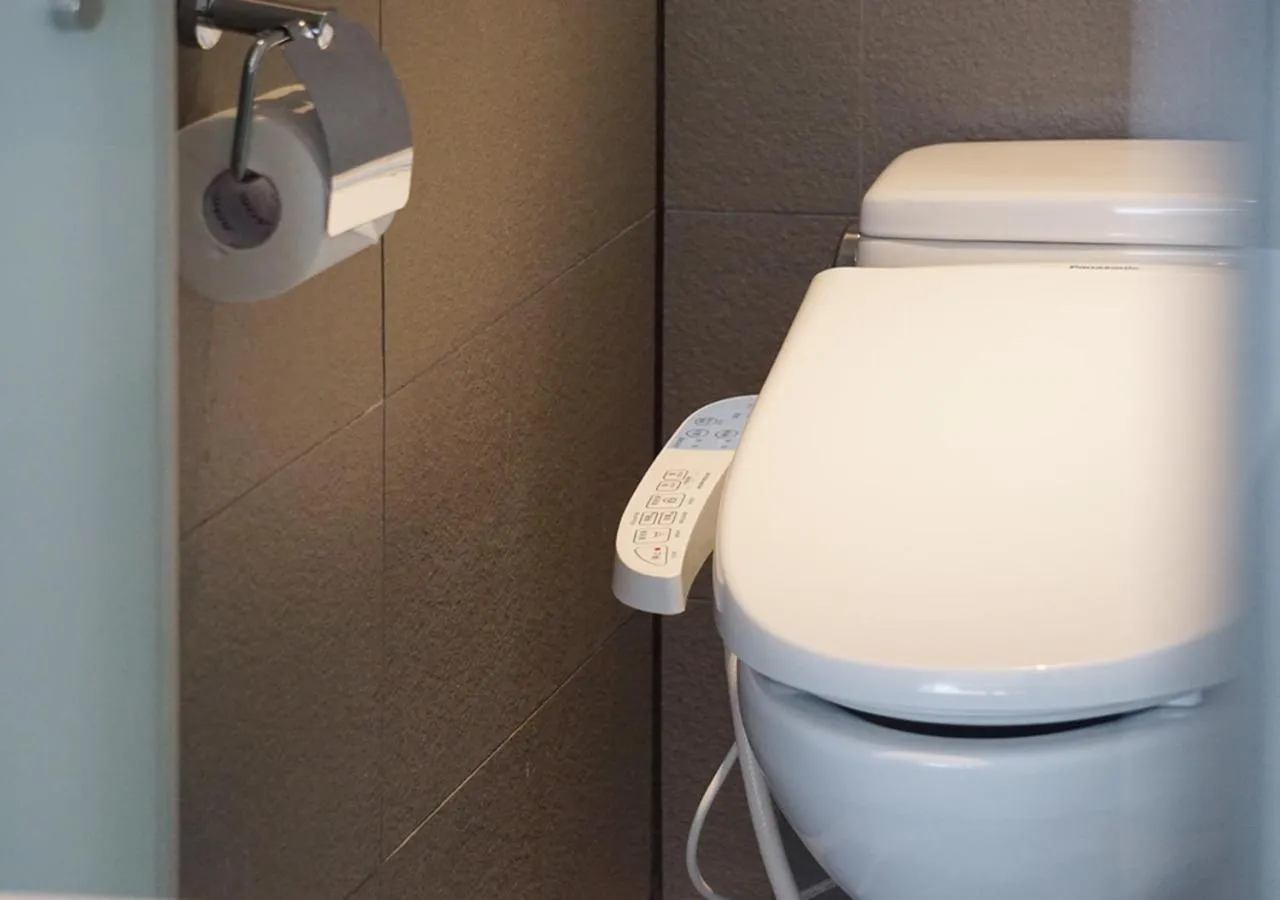 Toilet in Royal Inn Taipei Linsen - Huashan 1914 Creative Park