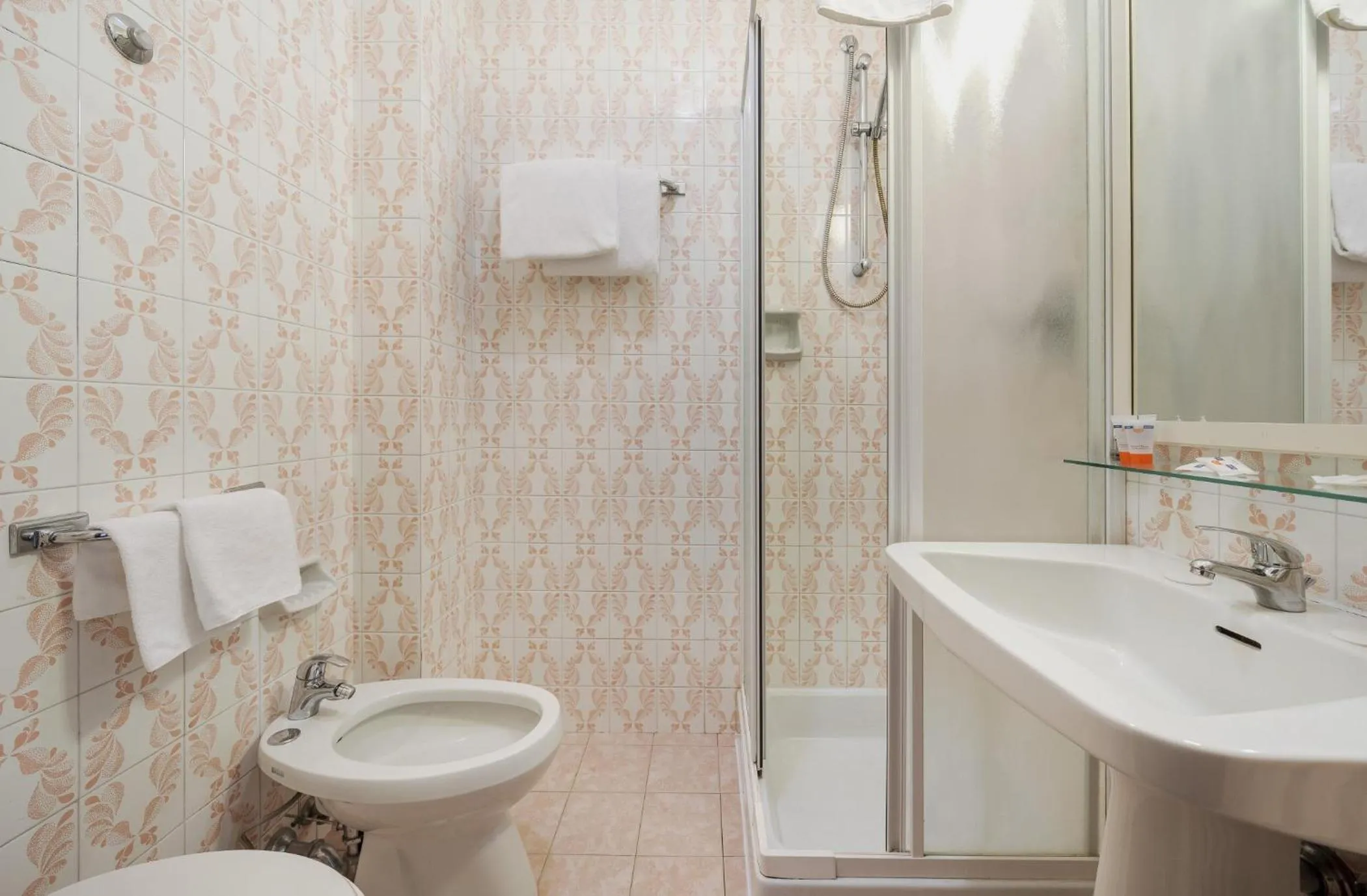 Shower, Bathroom in Hotel Capannina