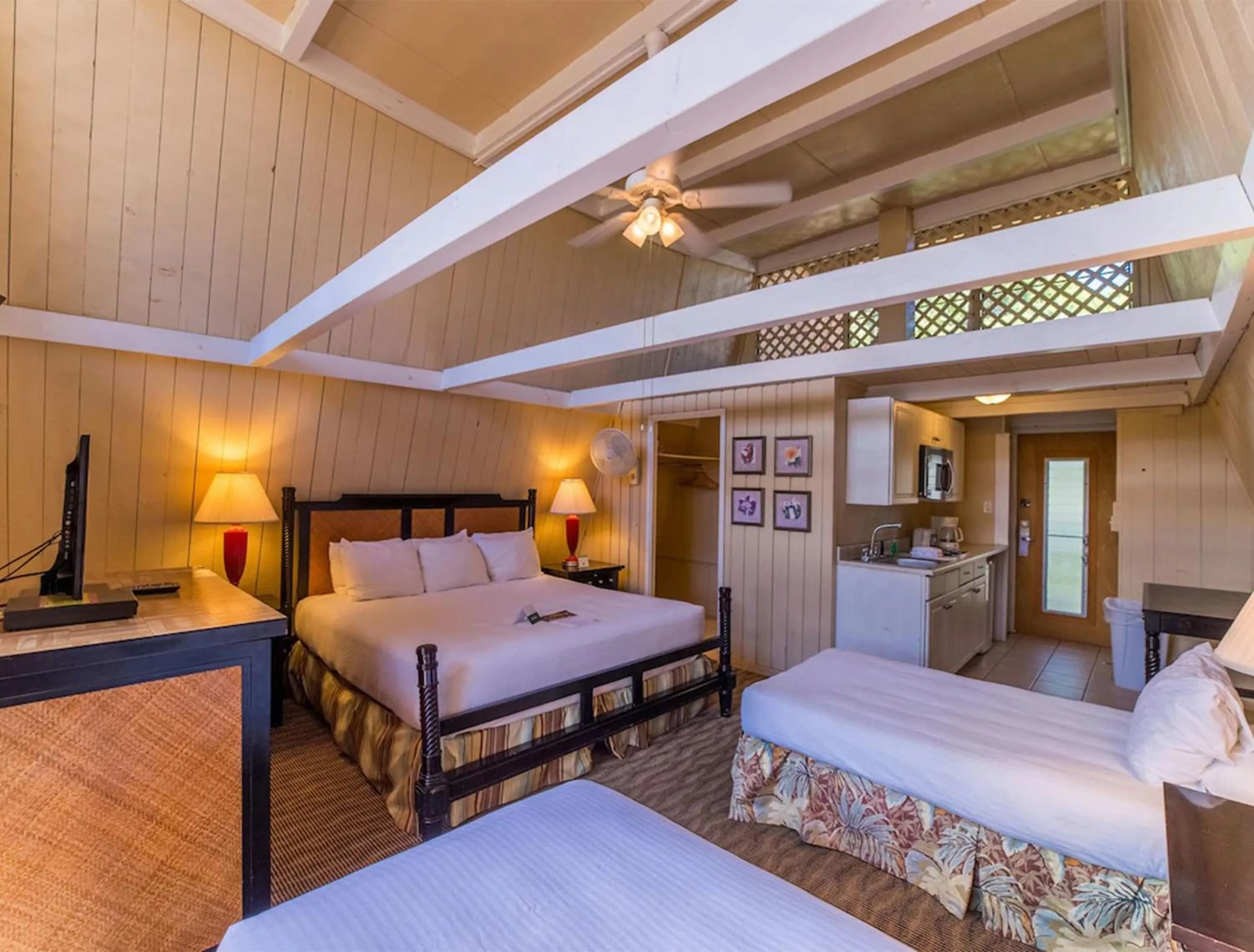 Bed in Hotel Moloka'i