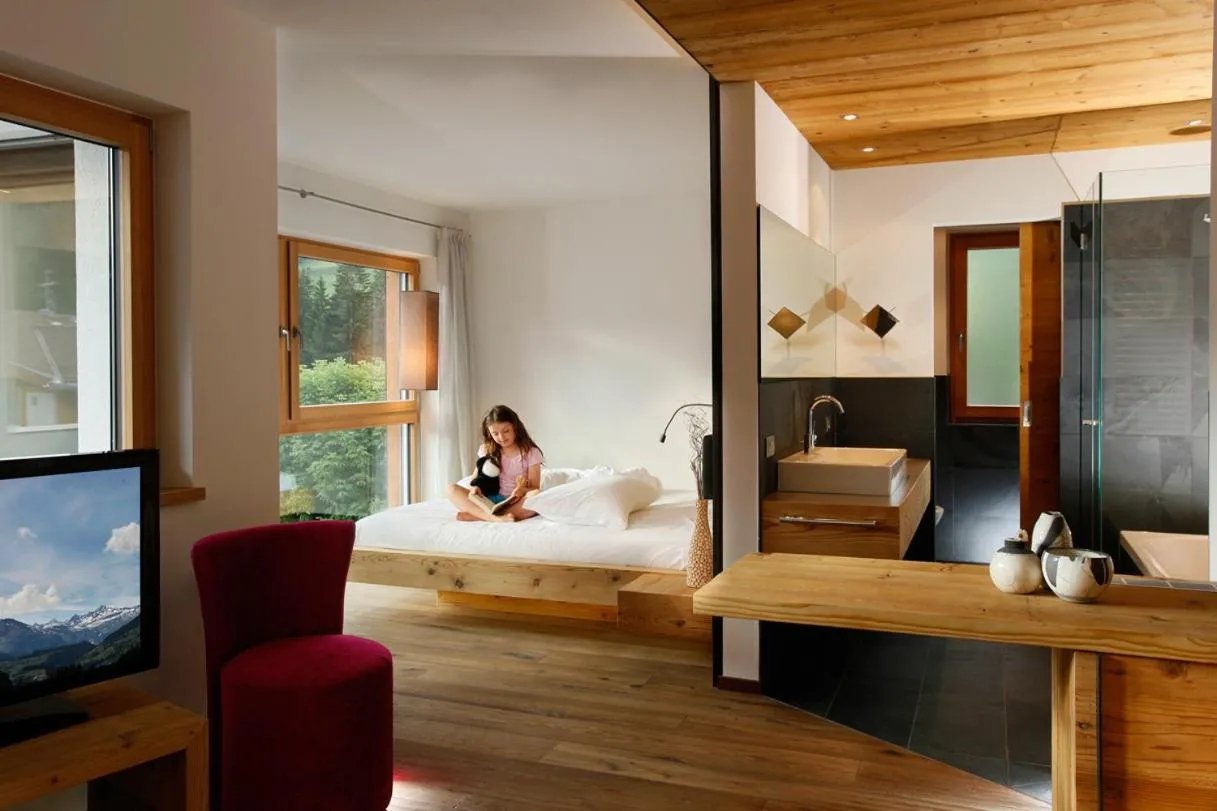 young children, Bed in Hotel Ratschingserhof