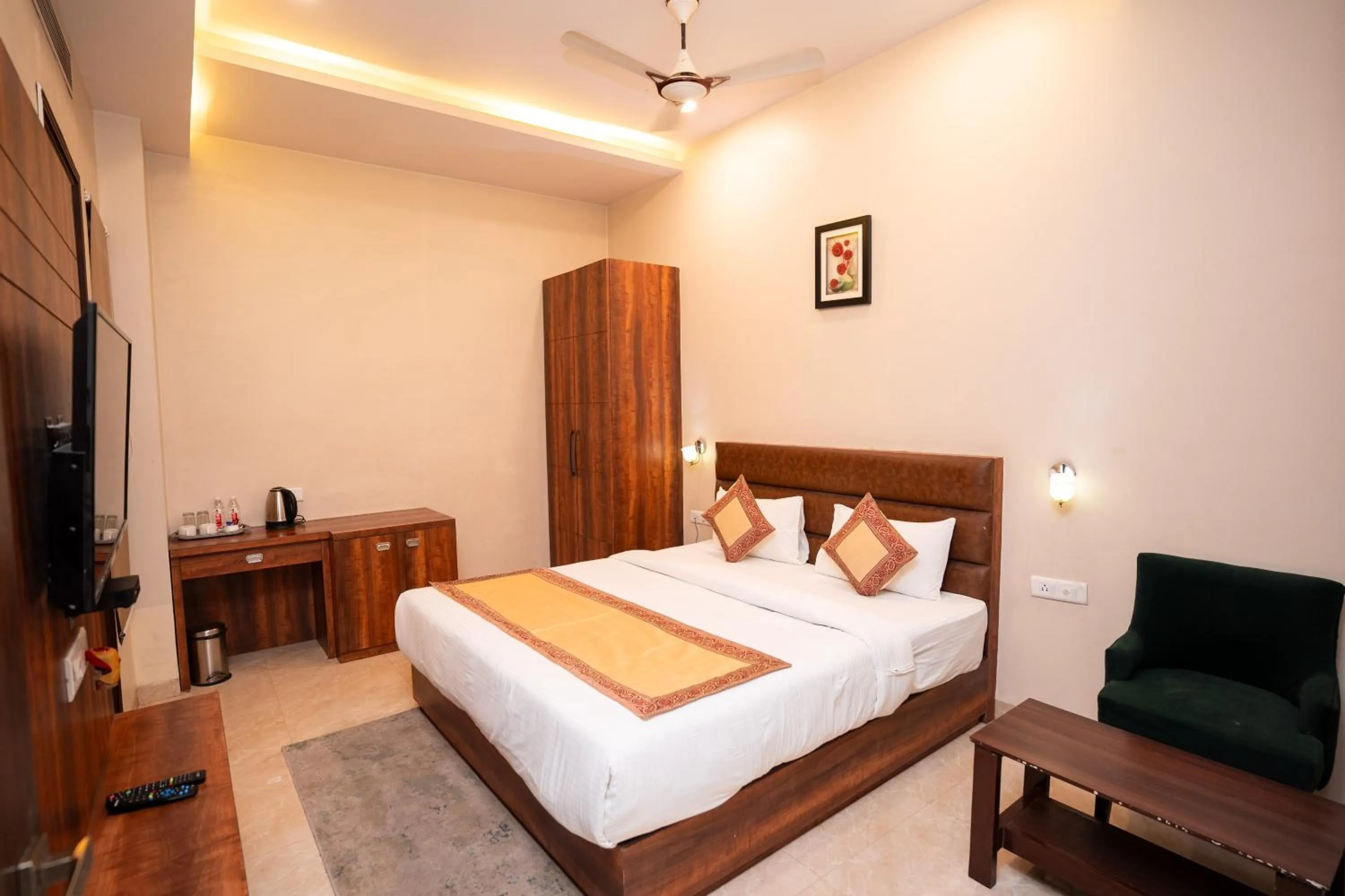 Bedroom, Bed in Hotel Radiance Courtyard