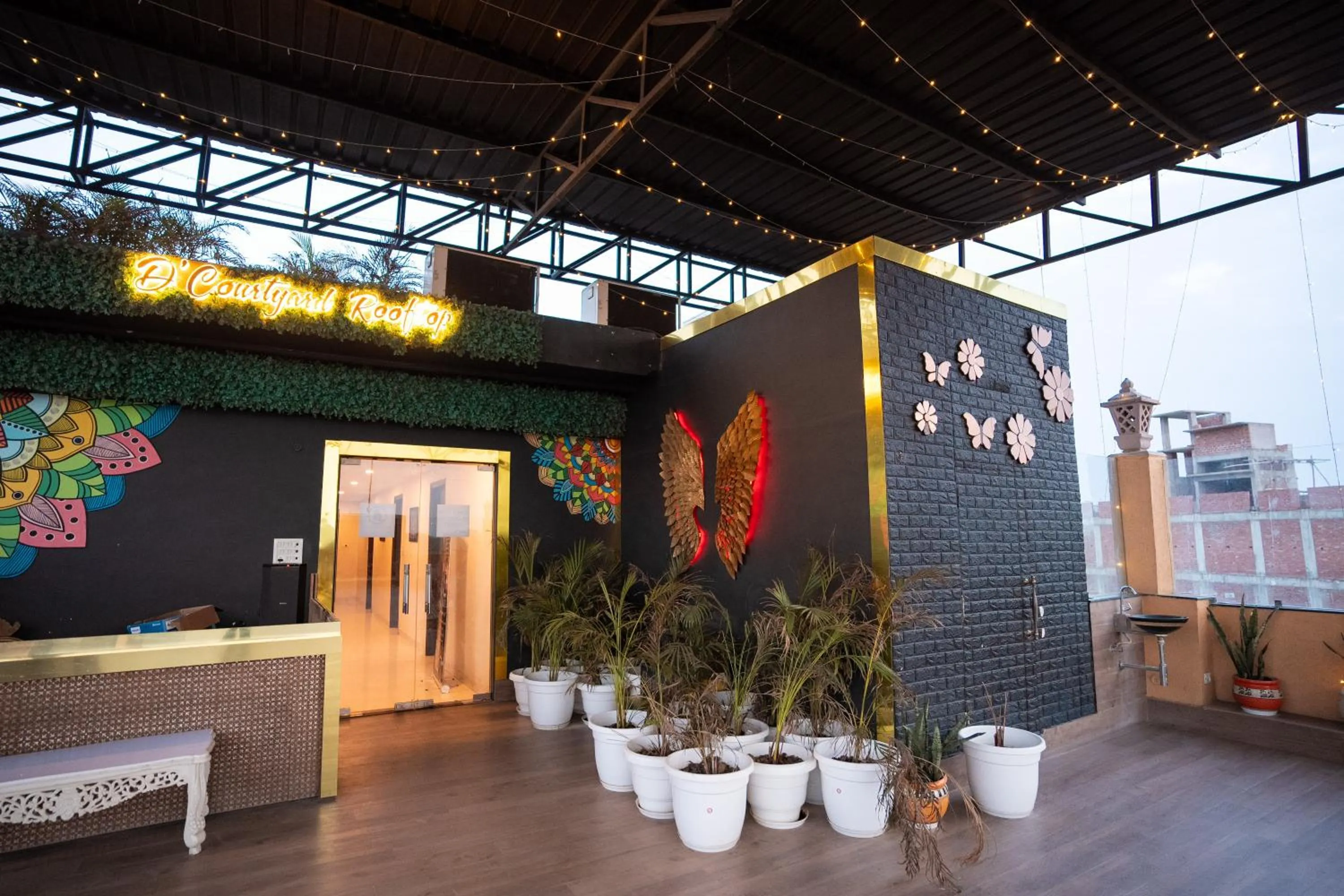 Restaurant/places to eat in Hotel Radiance Courtyard