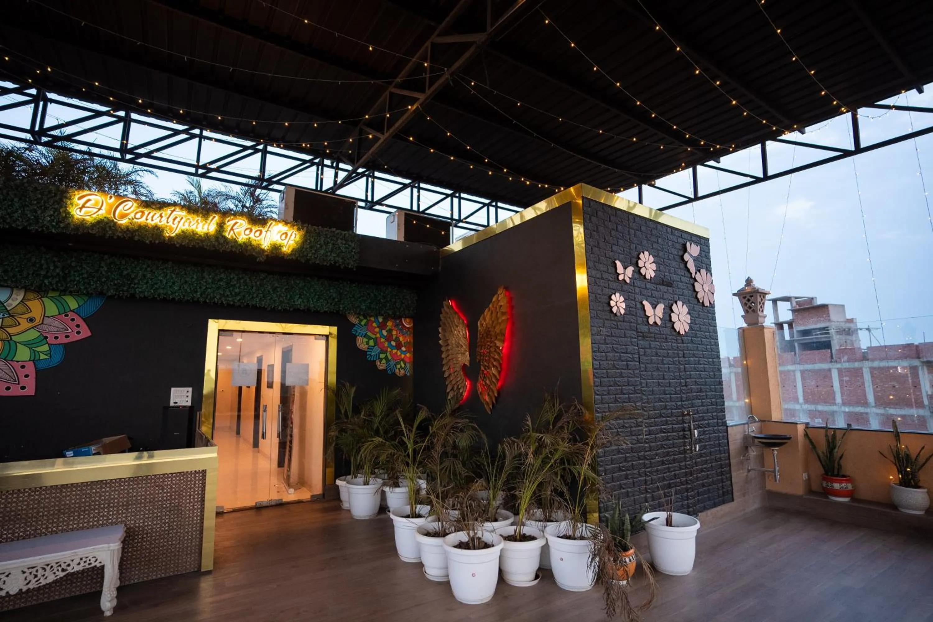 Restaurant/places to eat in Hotel Radiance Courtyard