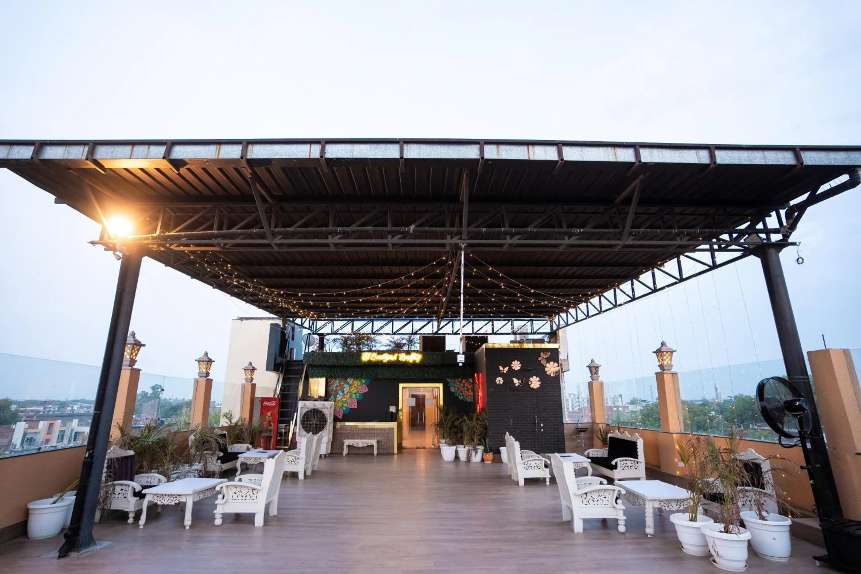 Restaurant/places to eat in Hotel Radiance Courtyard