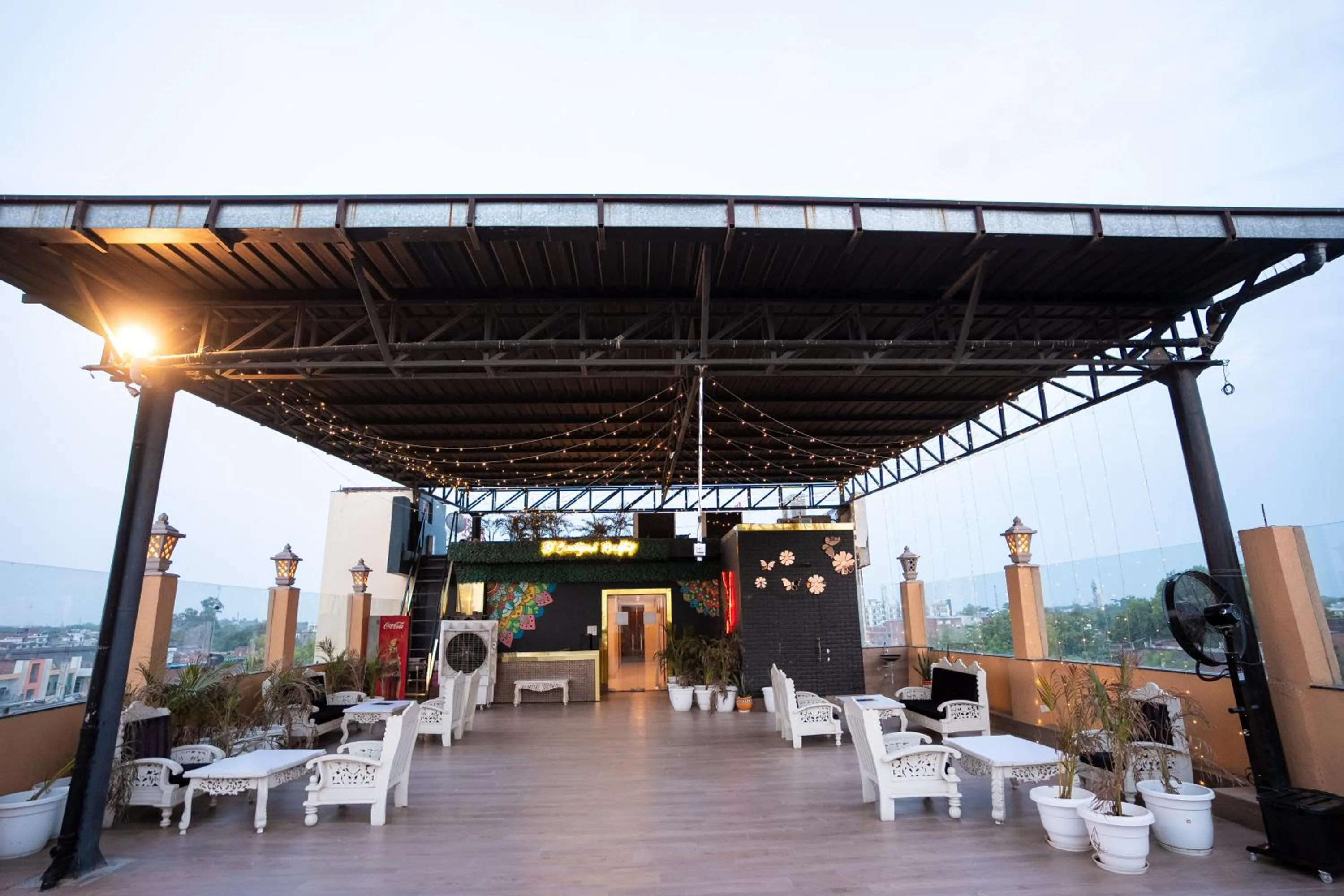 Restaurant/places to eat in Hotel Radiance Courtyard