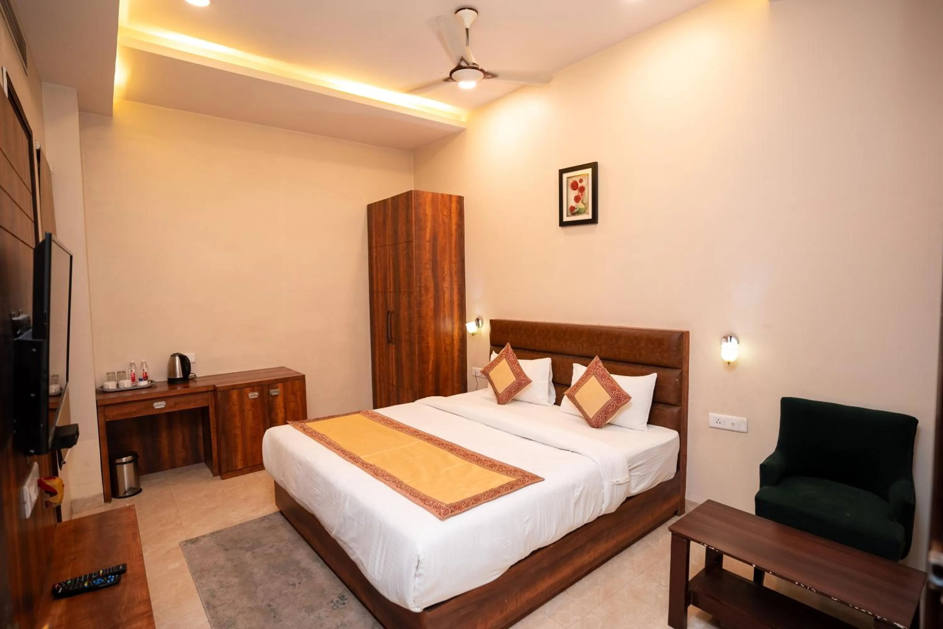 Bedroom, Bed in Hotel Radiance Courtyard