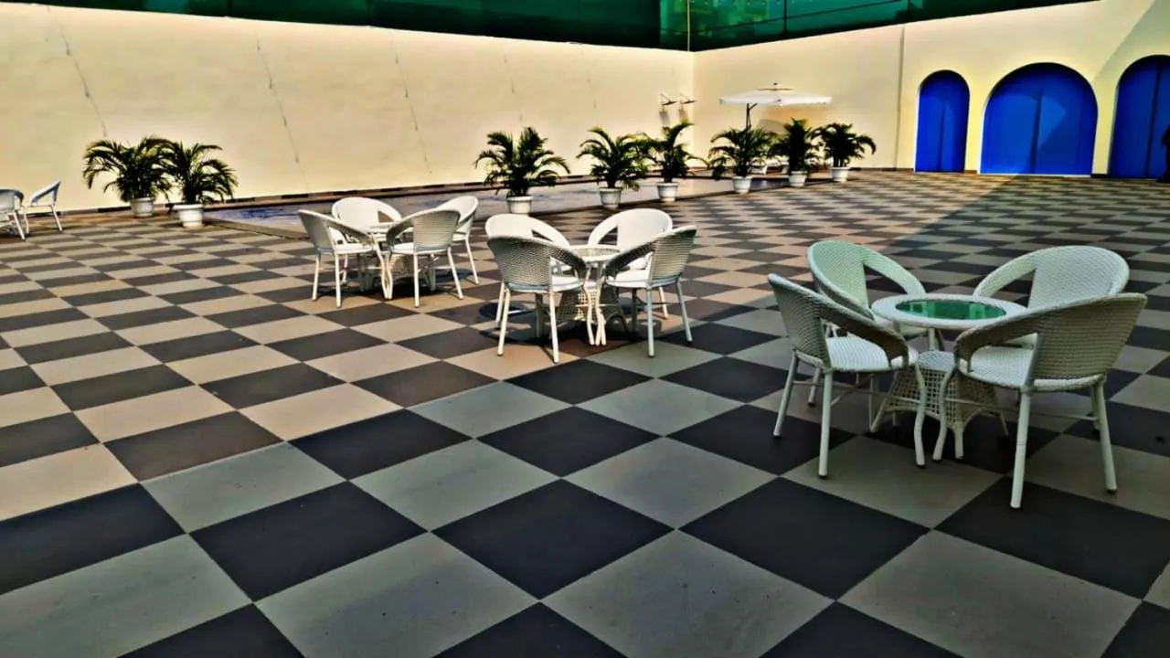 Swimming pool in Hotel Radiance Courtyard