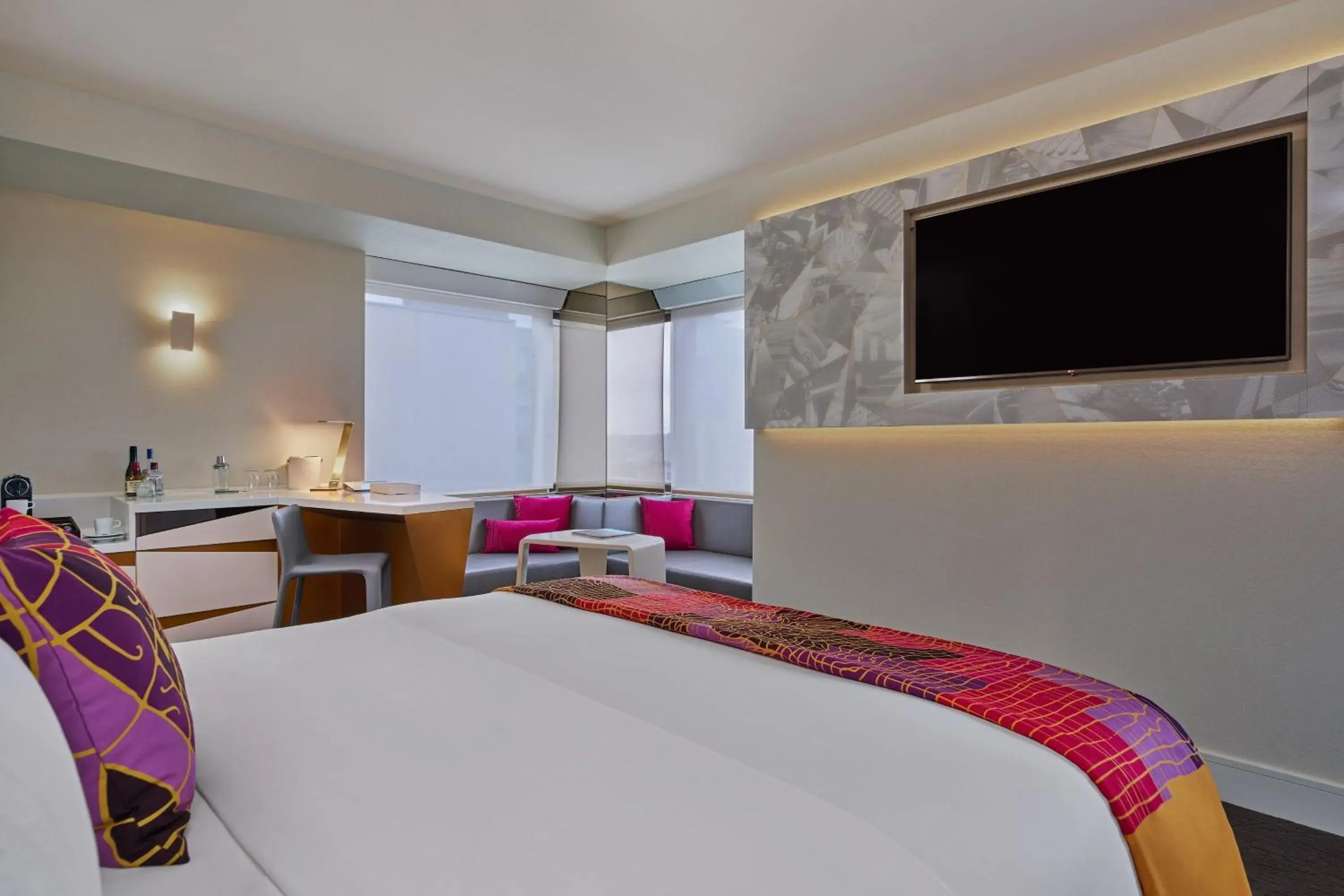 Corner King Studio Suite with Limited View - Mid Floor/Hearing Accessible in W San Francisco Corner King Studio Suite with Limited View - Mid Floor/Hearing Accessible in W San Francisco