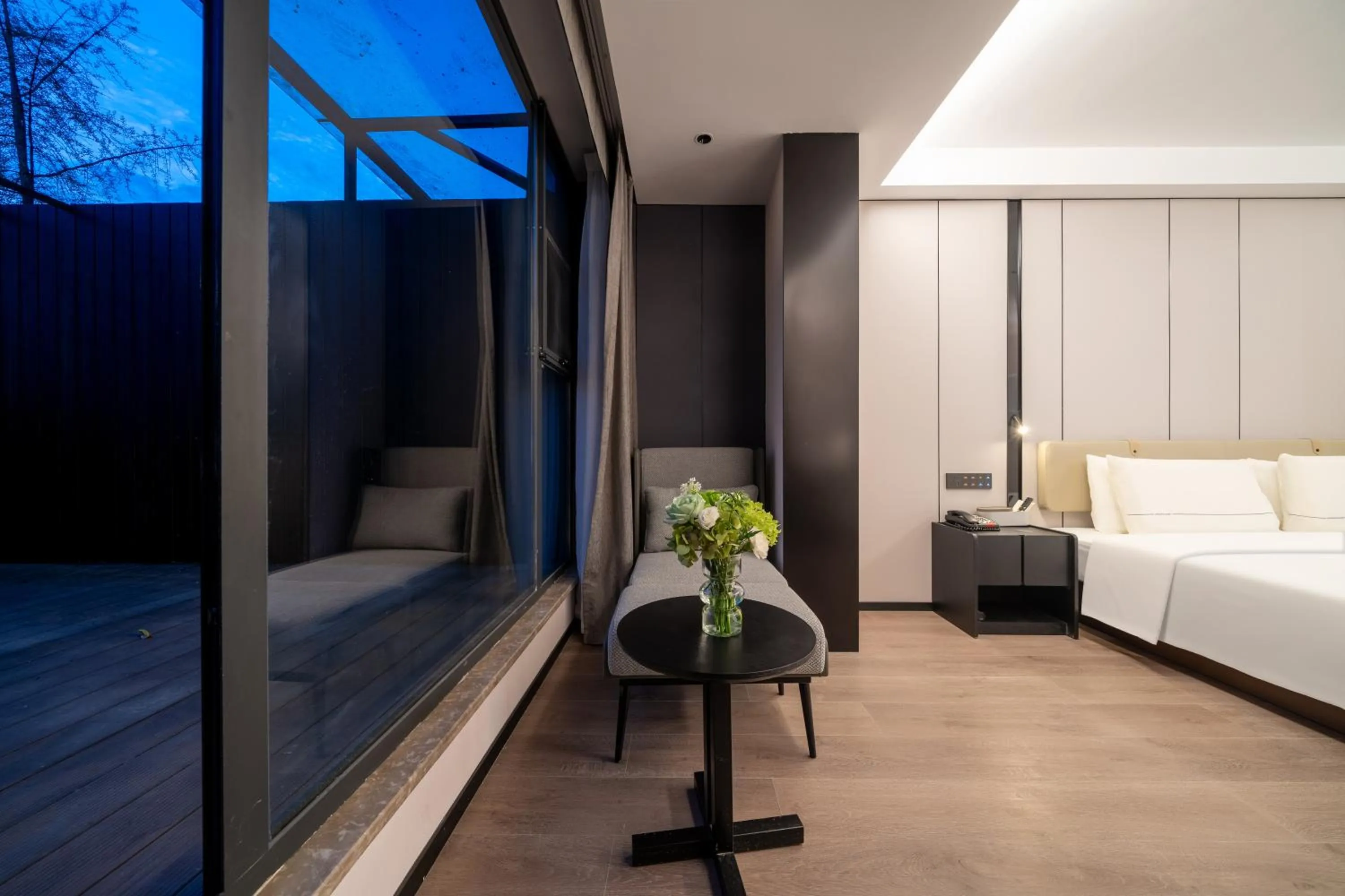 Seating area, Bed in Atour Hotel Chengdu Wuhou Temple Kuan Zhai Alleys