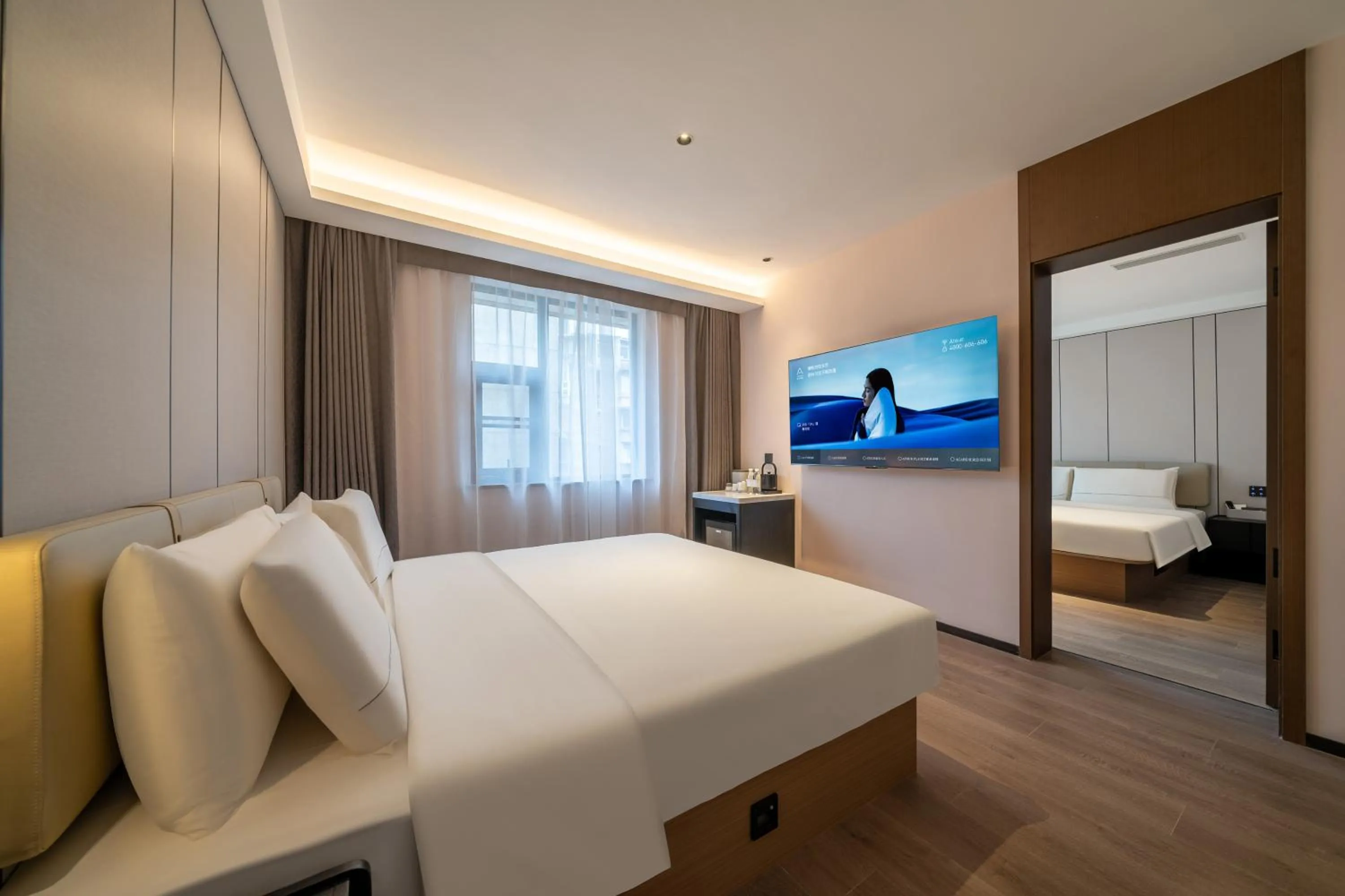 Photo of the whole room, Bed in Atour Hotel Chengdu Wuhou Temple Kuan Zhai Alleys