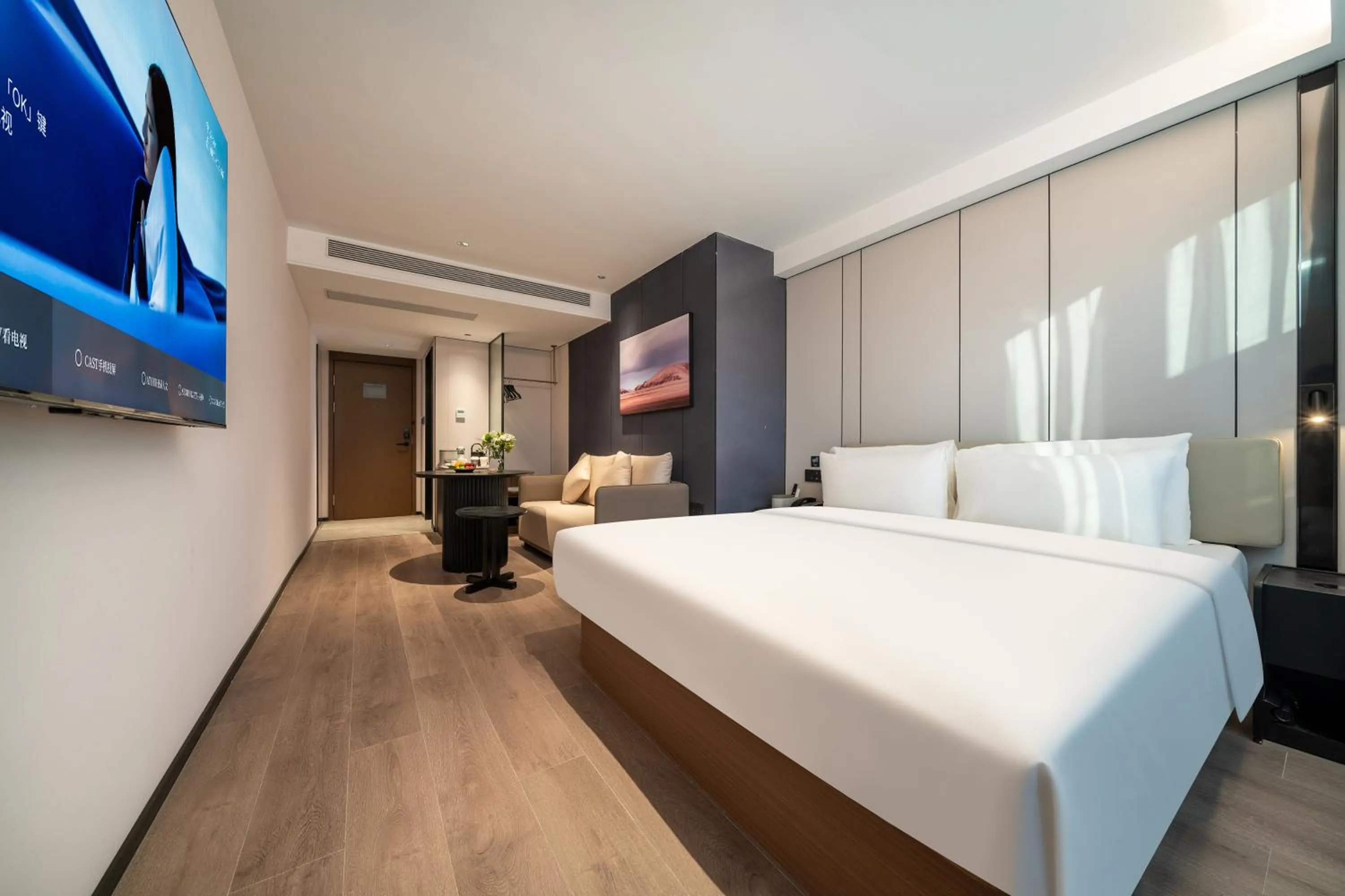 Communal lounge/ TV room, Bed in Atour Hotel Chengdu Wuhou Temple Kuan Zhai Alleys