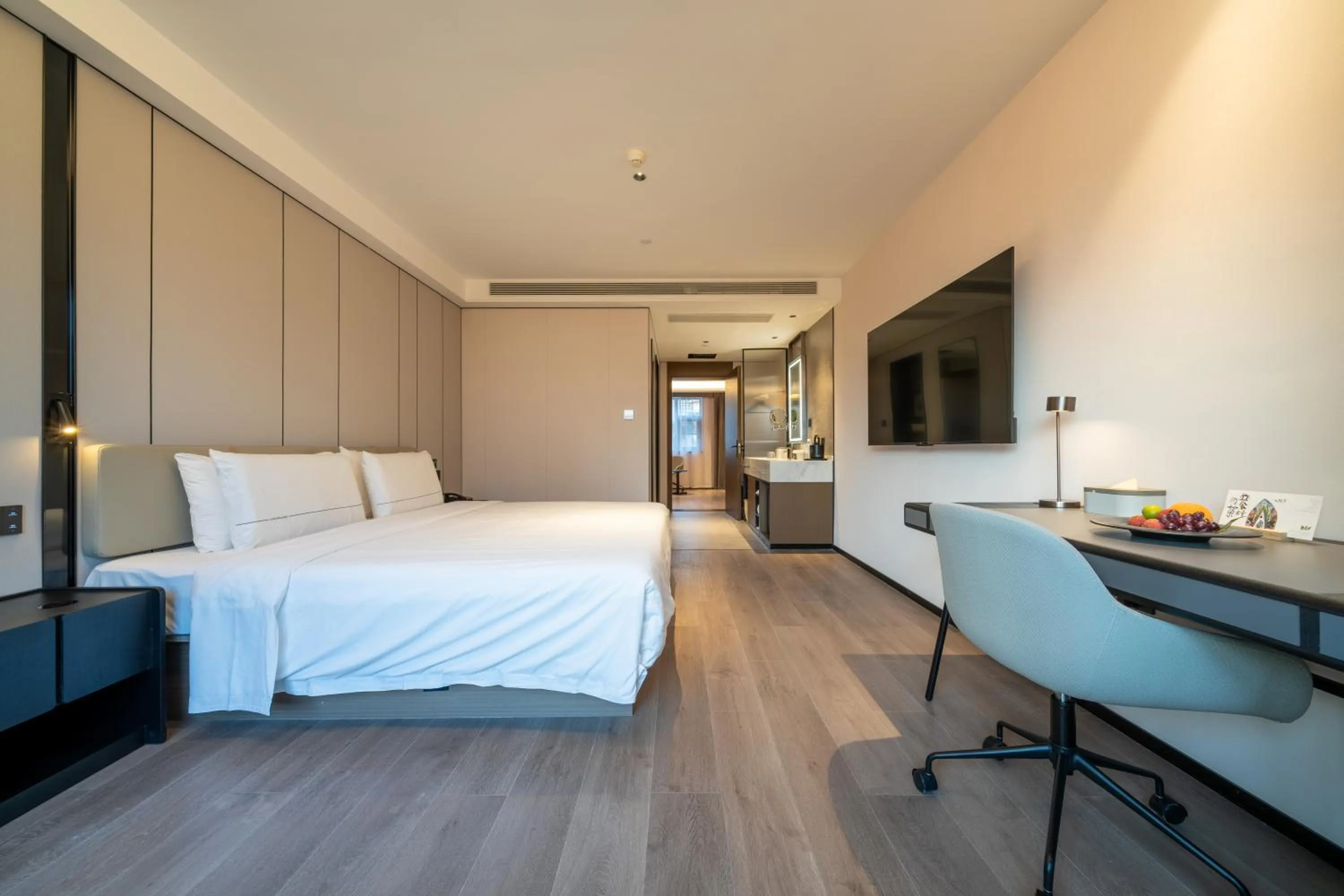 Living room, Bed in Atour Hotel Chengdu Wuhou Temple Kuan Zhai Alleys