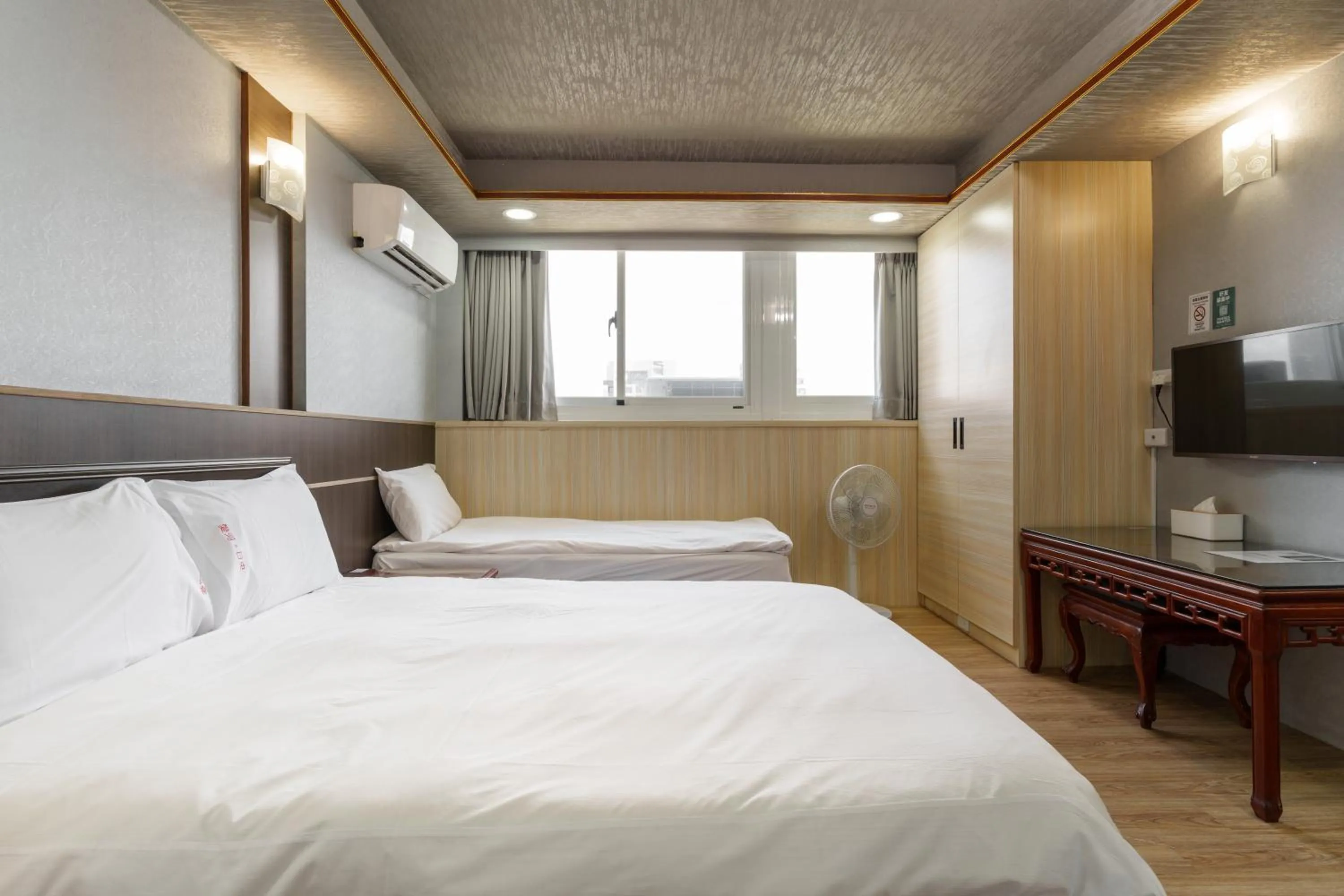 Bathroom, Bed in Love River Inn 愛河日央