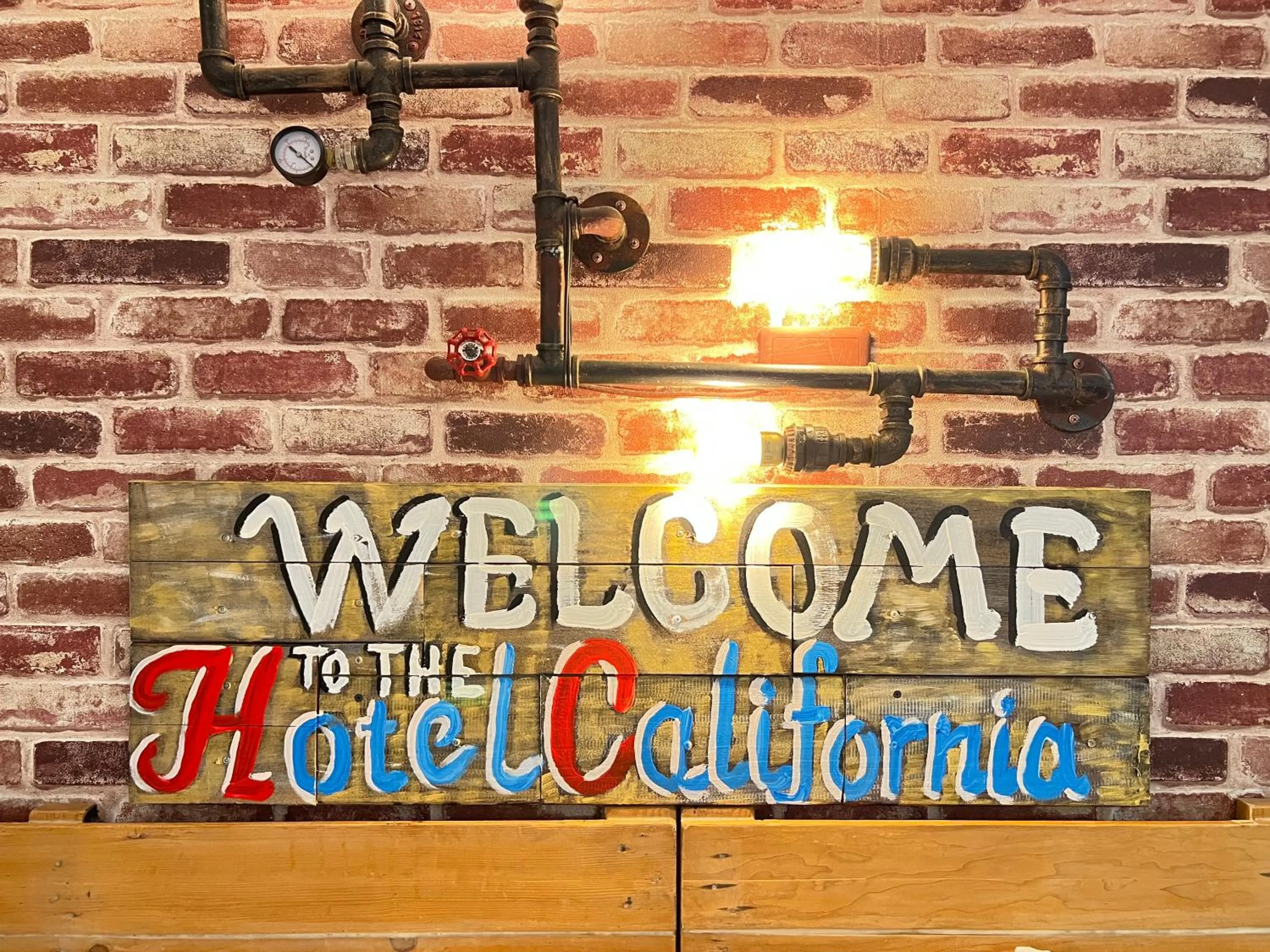 Logo/Certificate/Sign in Love River Inn 愛河日央