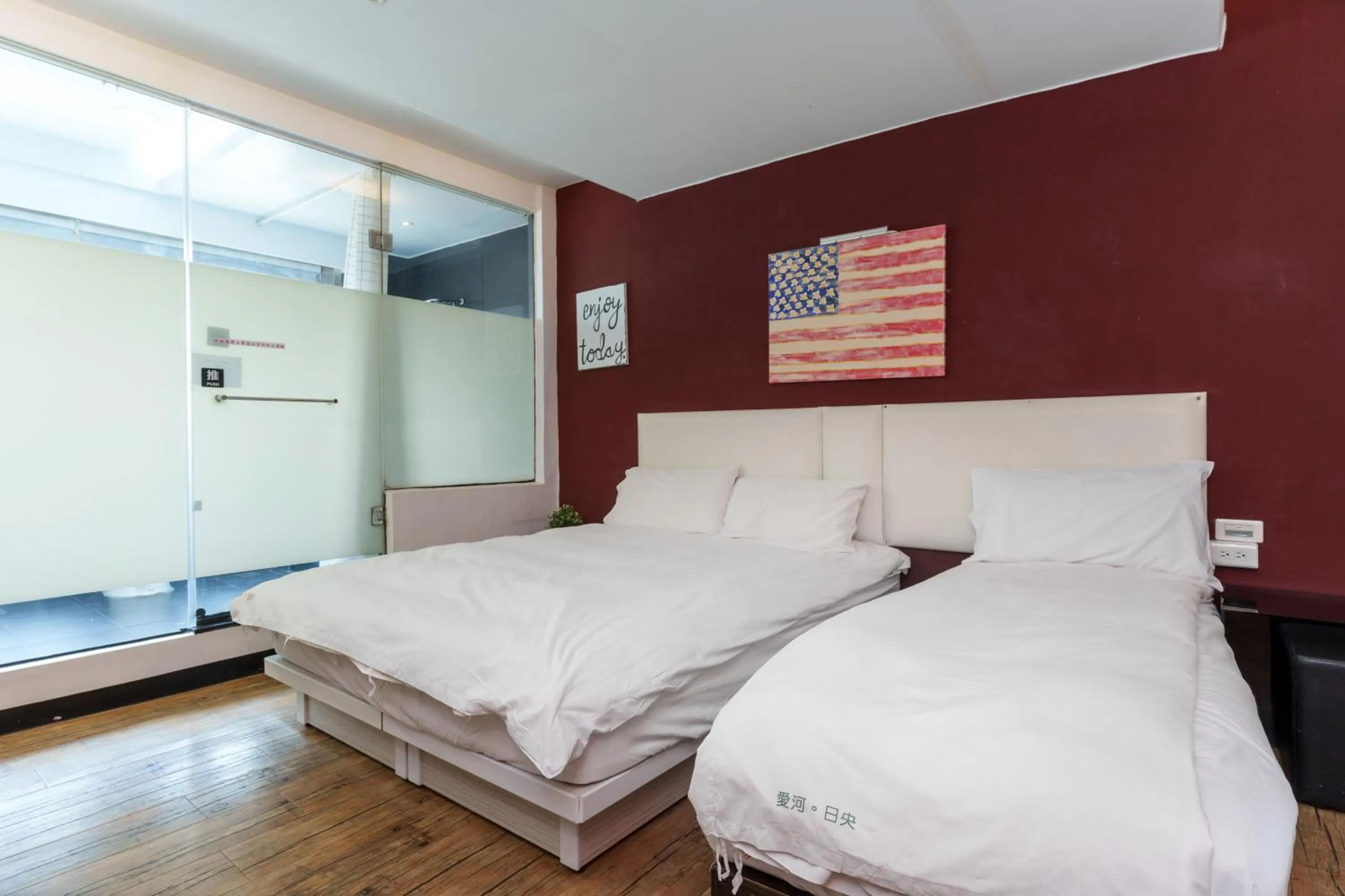 Bedroom, Bed in Love River Inn 愛河日央