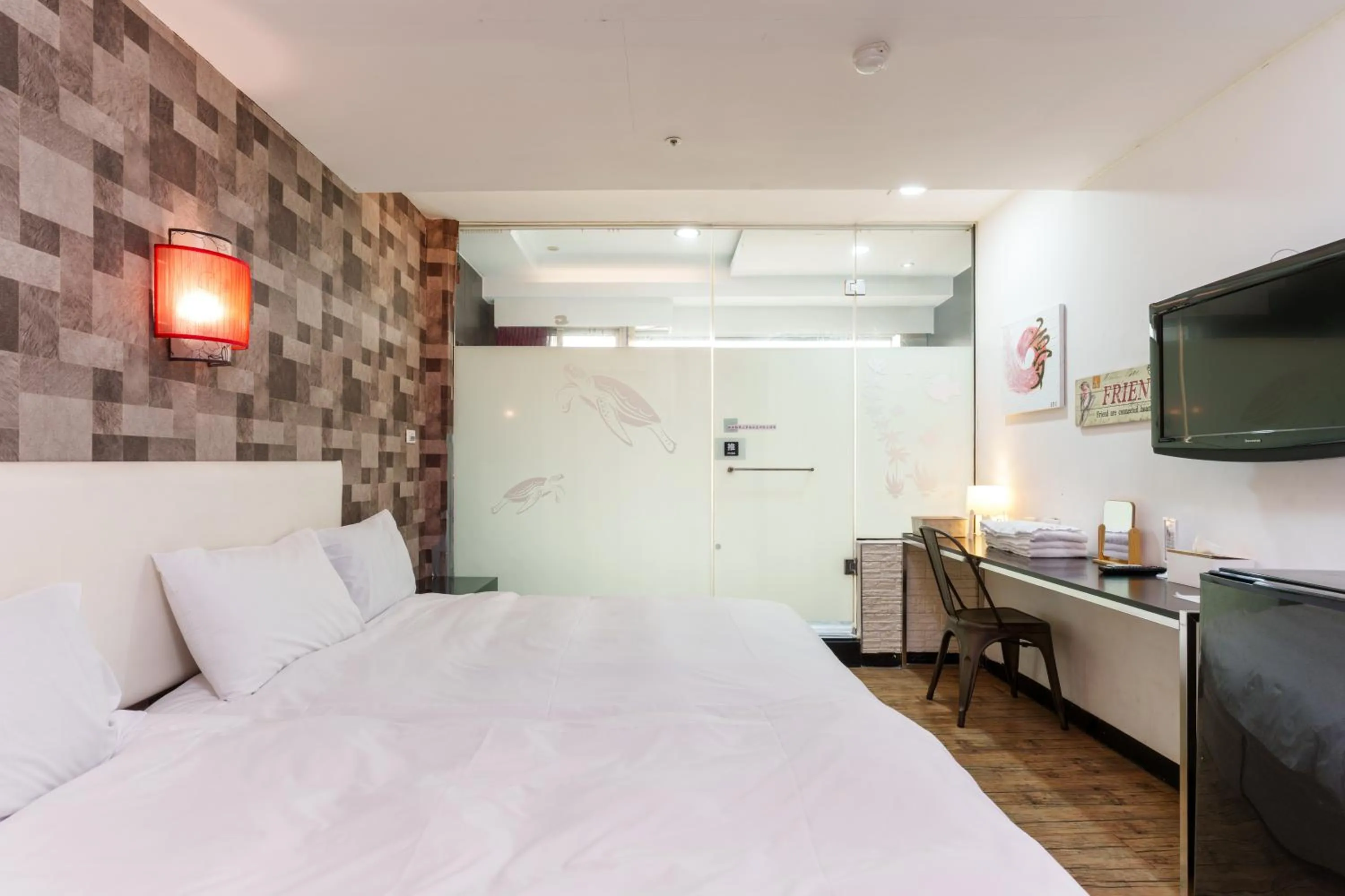 Bathroom, Bed in Love River Inn 愛河日央
