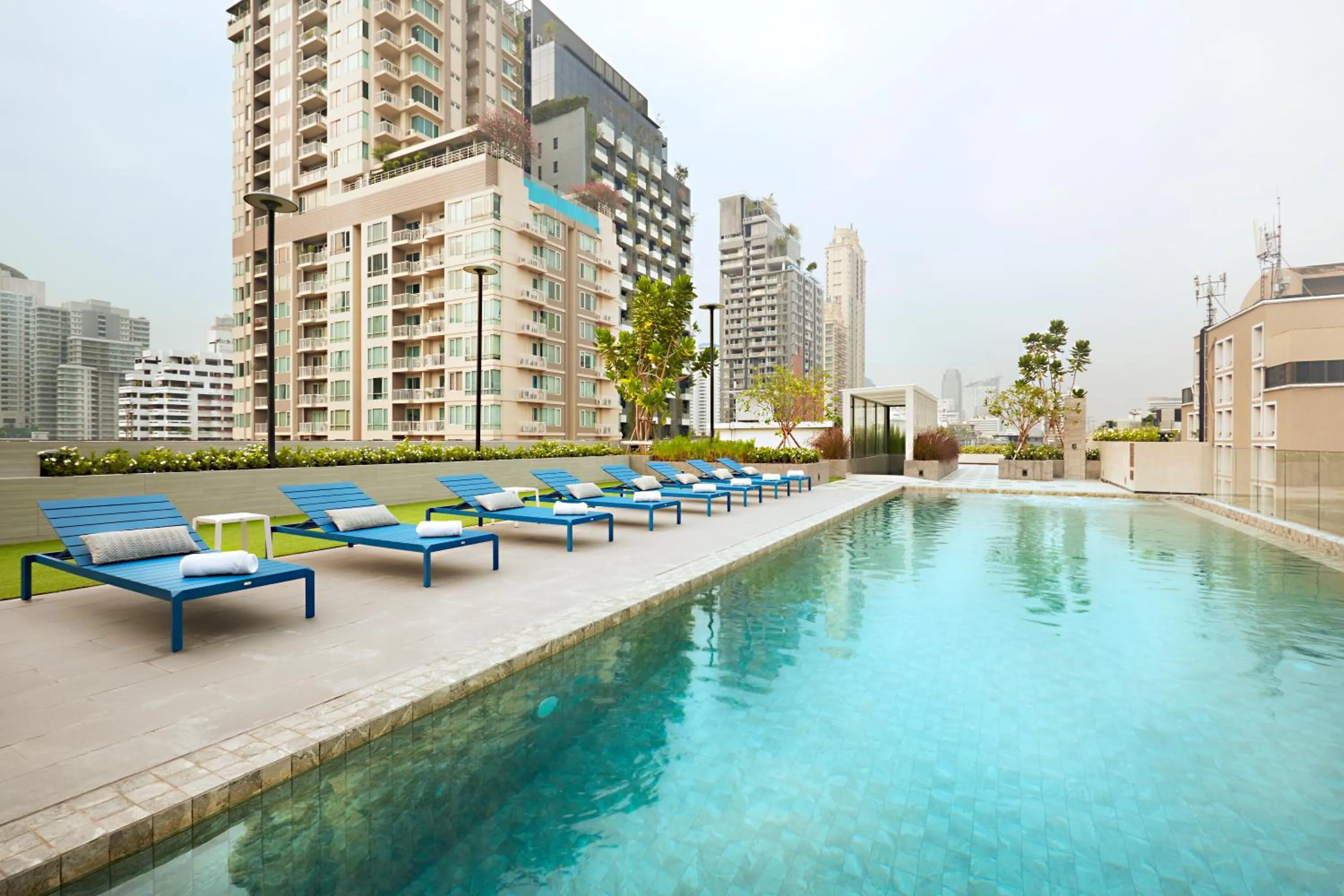 Swimming pool in The Quarter Phromphong by UHG