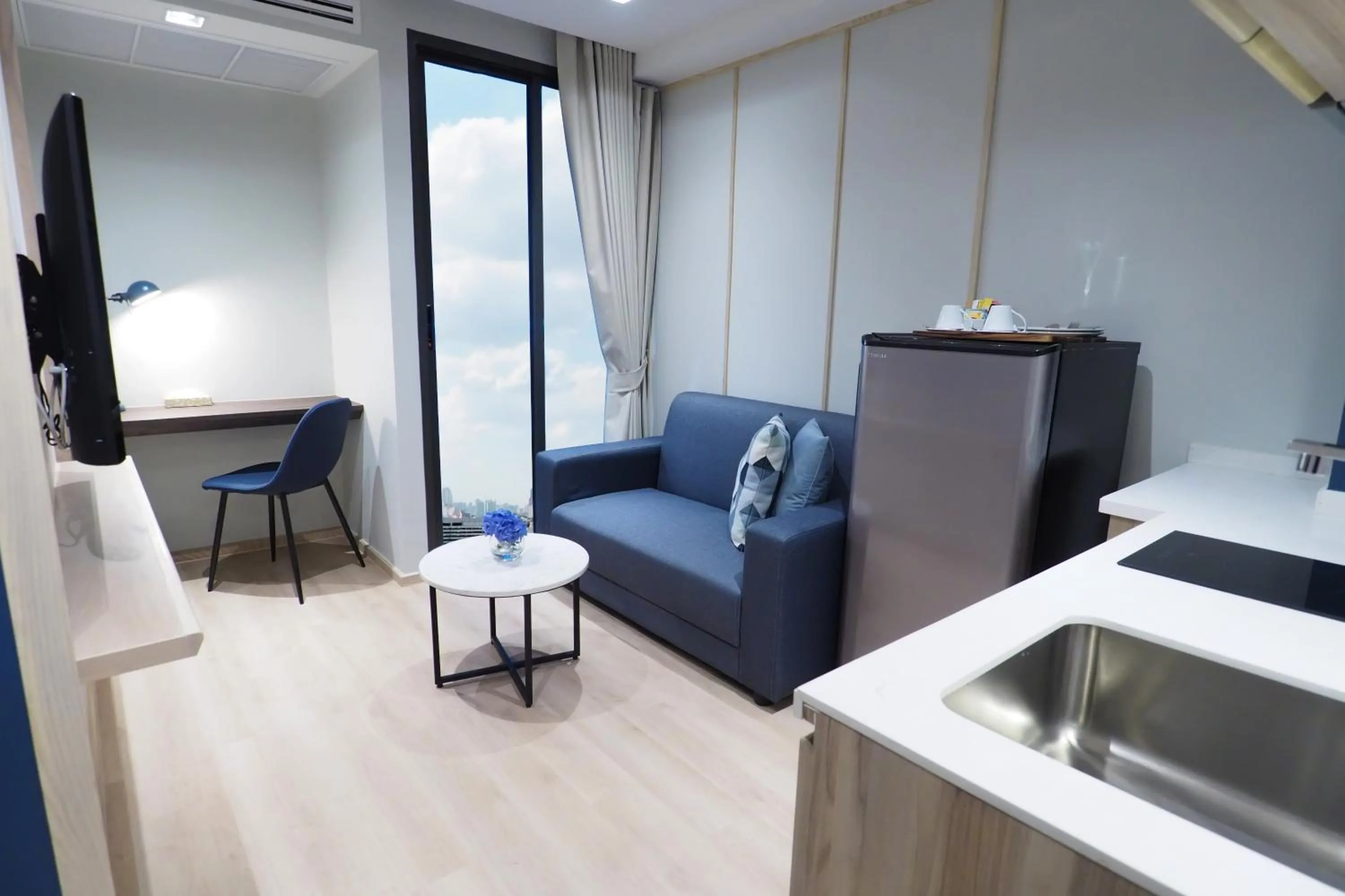 Living room in The Quarter Phromphong by UHG