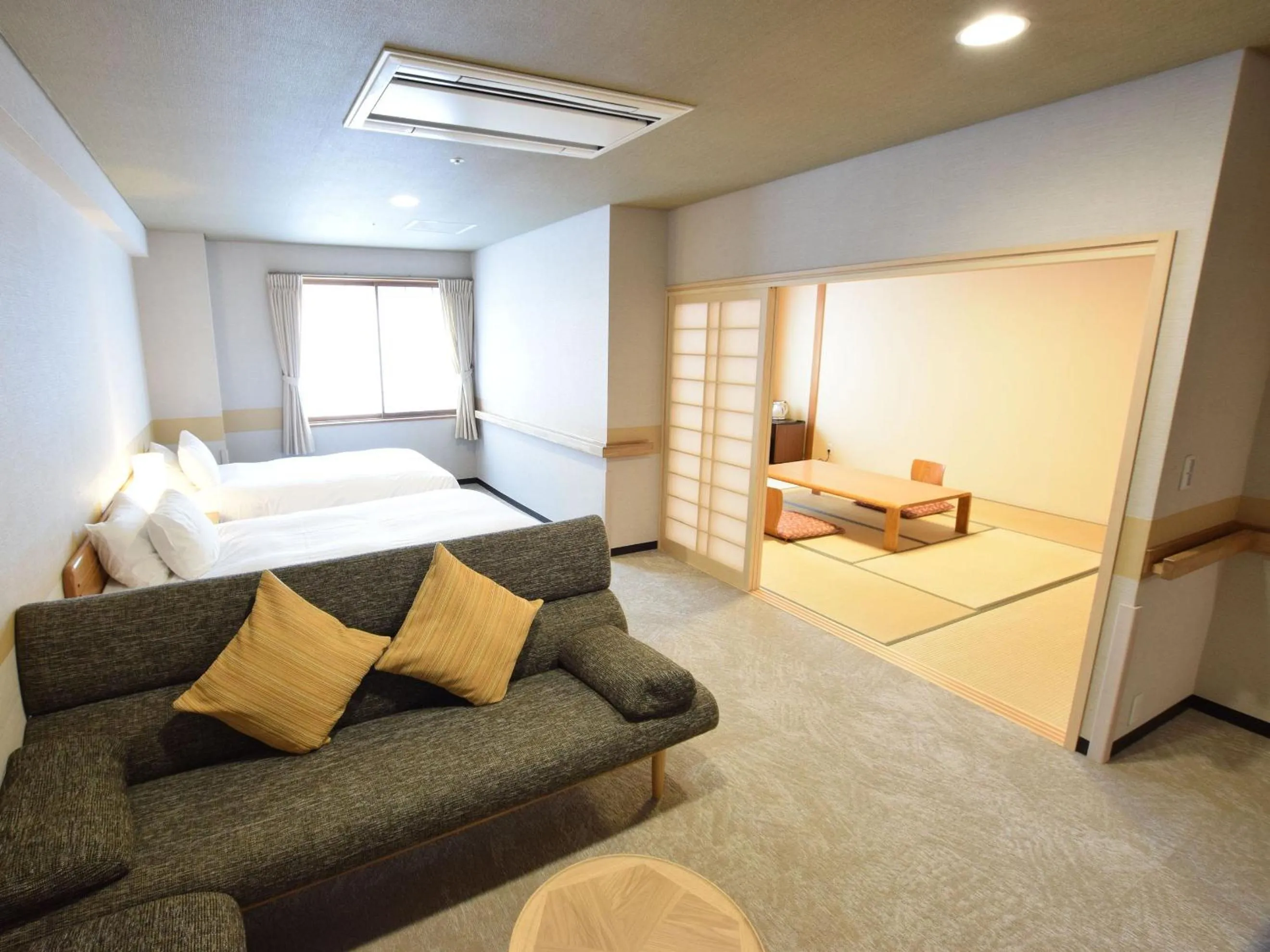Photo of the whole room, Bed in Dai-ichi Takimotokan