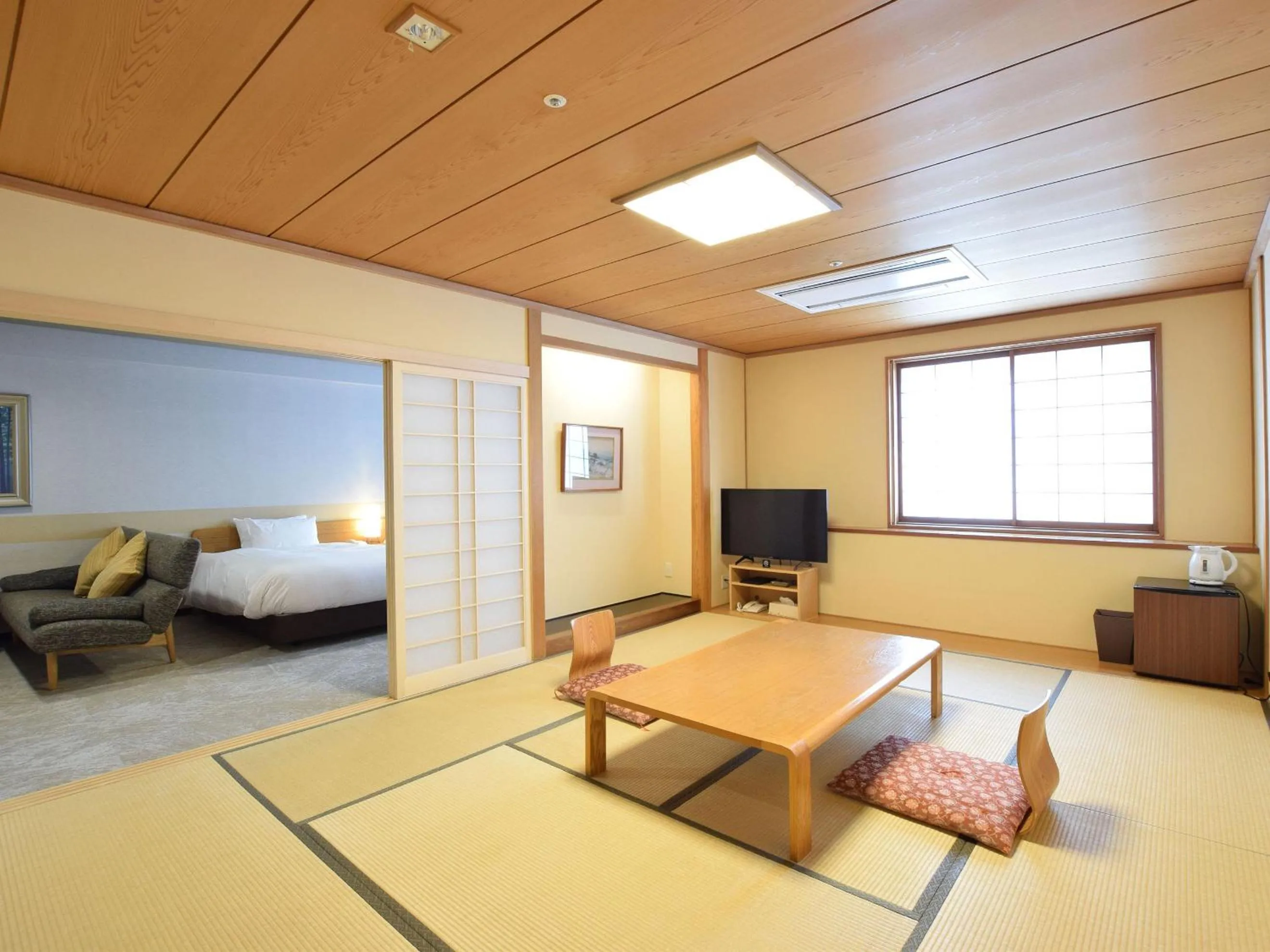 Photo of the whole room, Bed in Dai-ichi Takimotokan