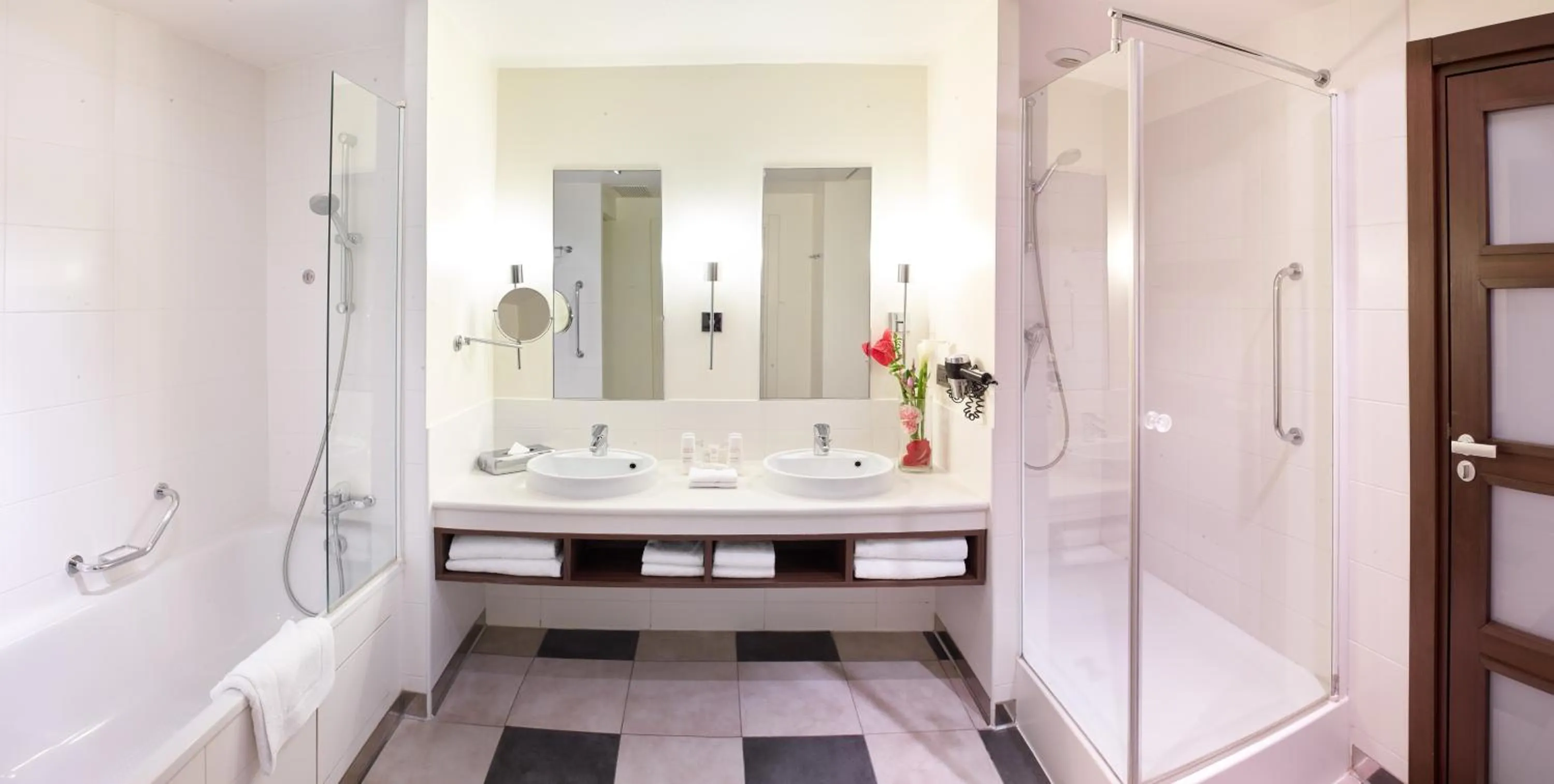 Shower in Radisson Blu Hotel Paris, Marne-la-Vallée