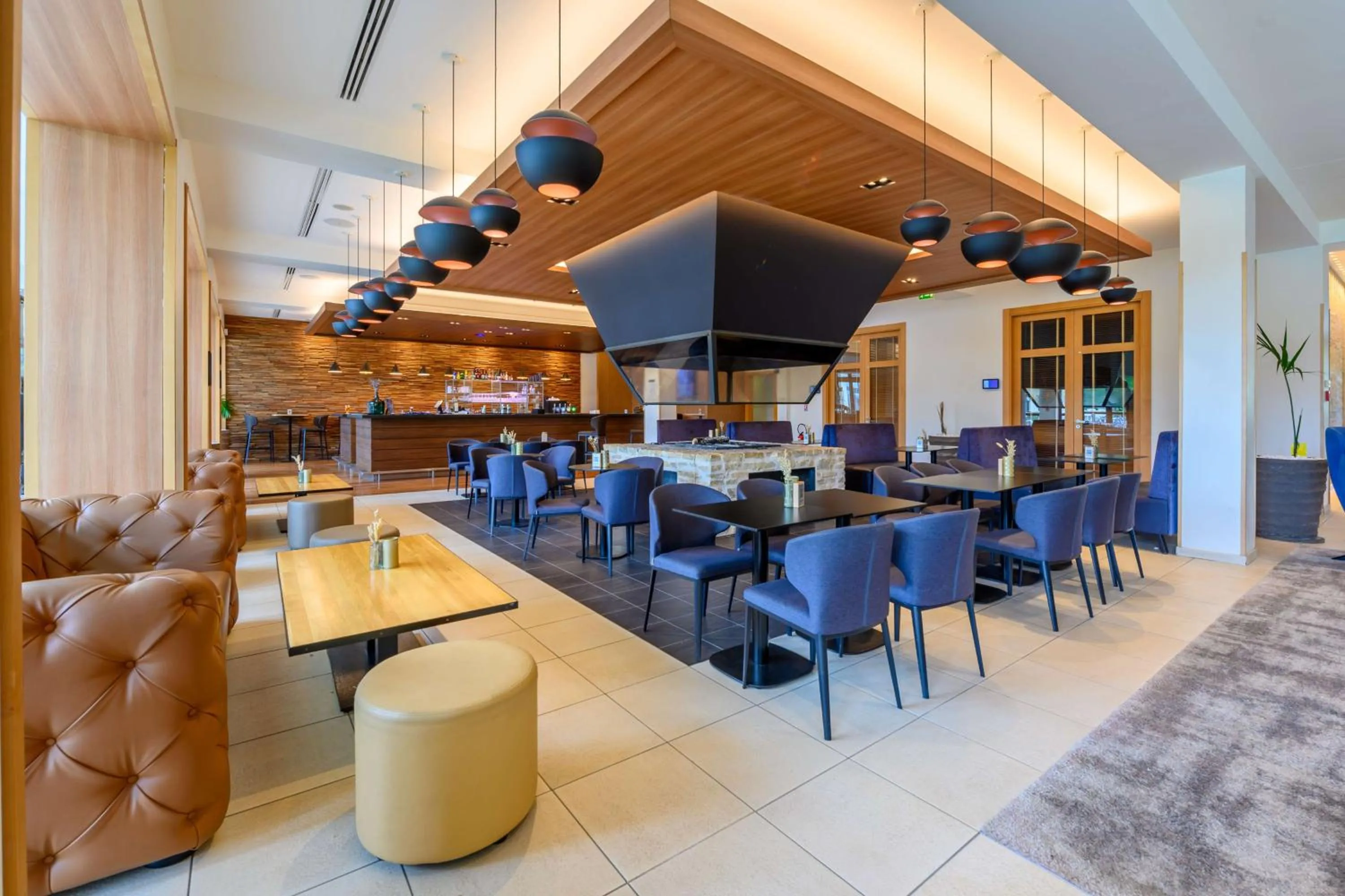 Lounge or bar in Radisson Blu Hotel Paris, Marne-la-Vallée