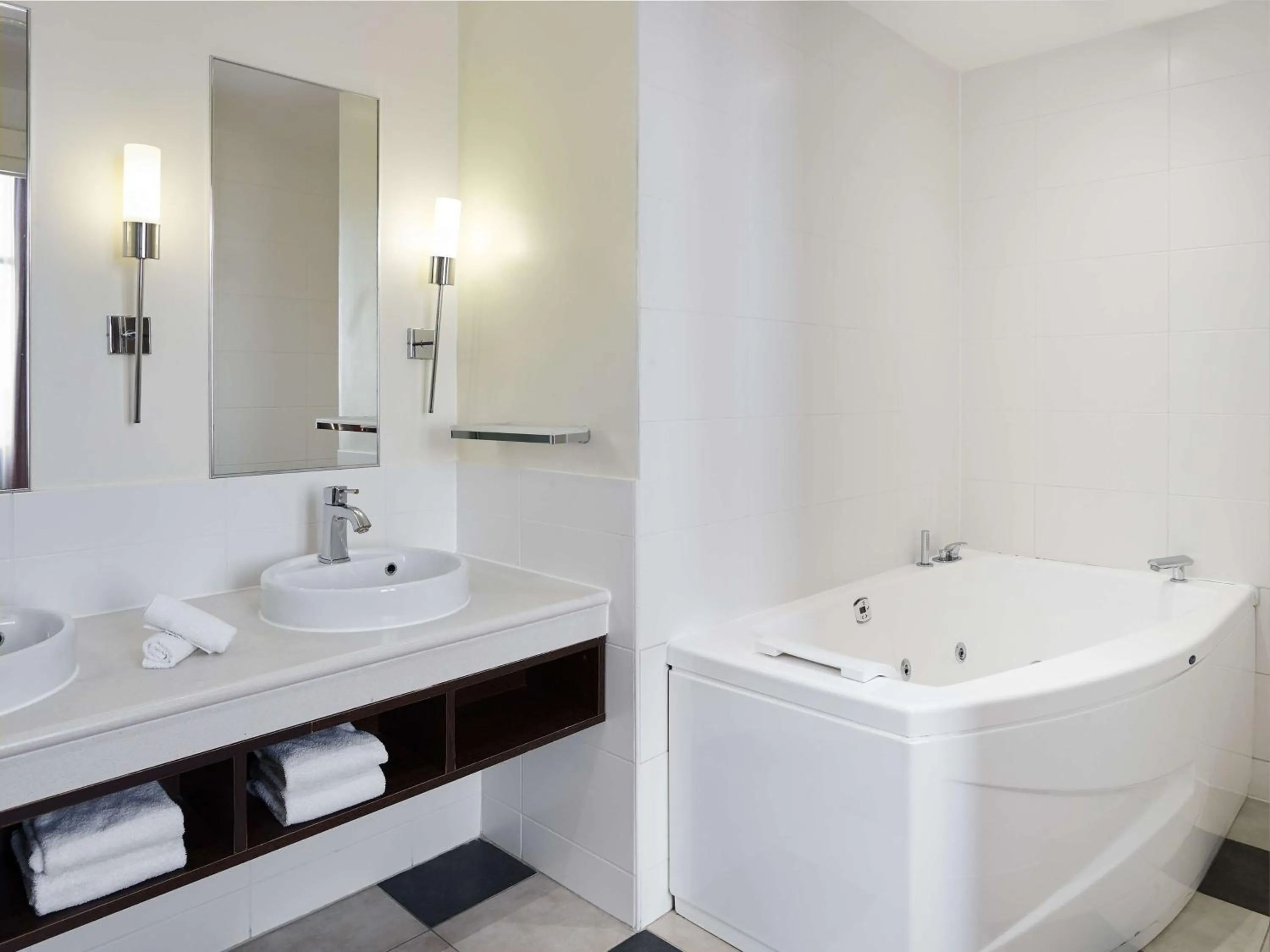 Bathroom in Radisson Blu Hotel Paris, Marne-la-Vallée