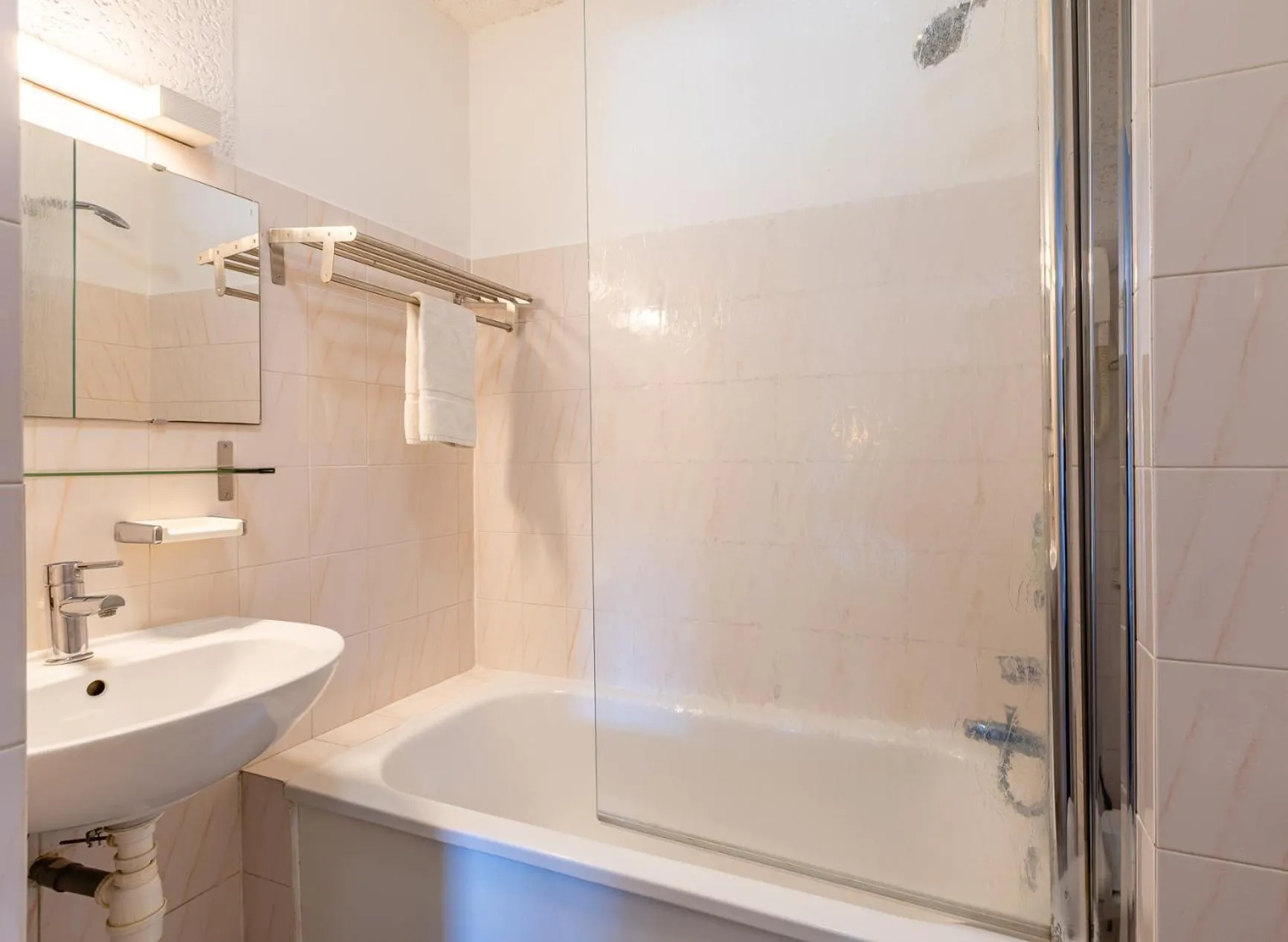 Bathroom in Logis Heraclee