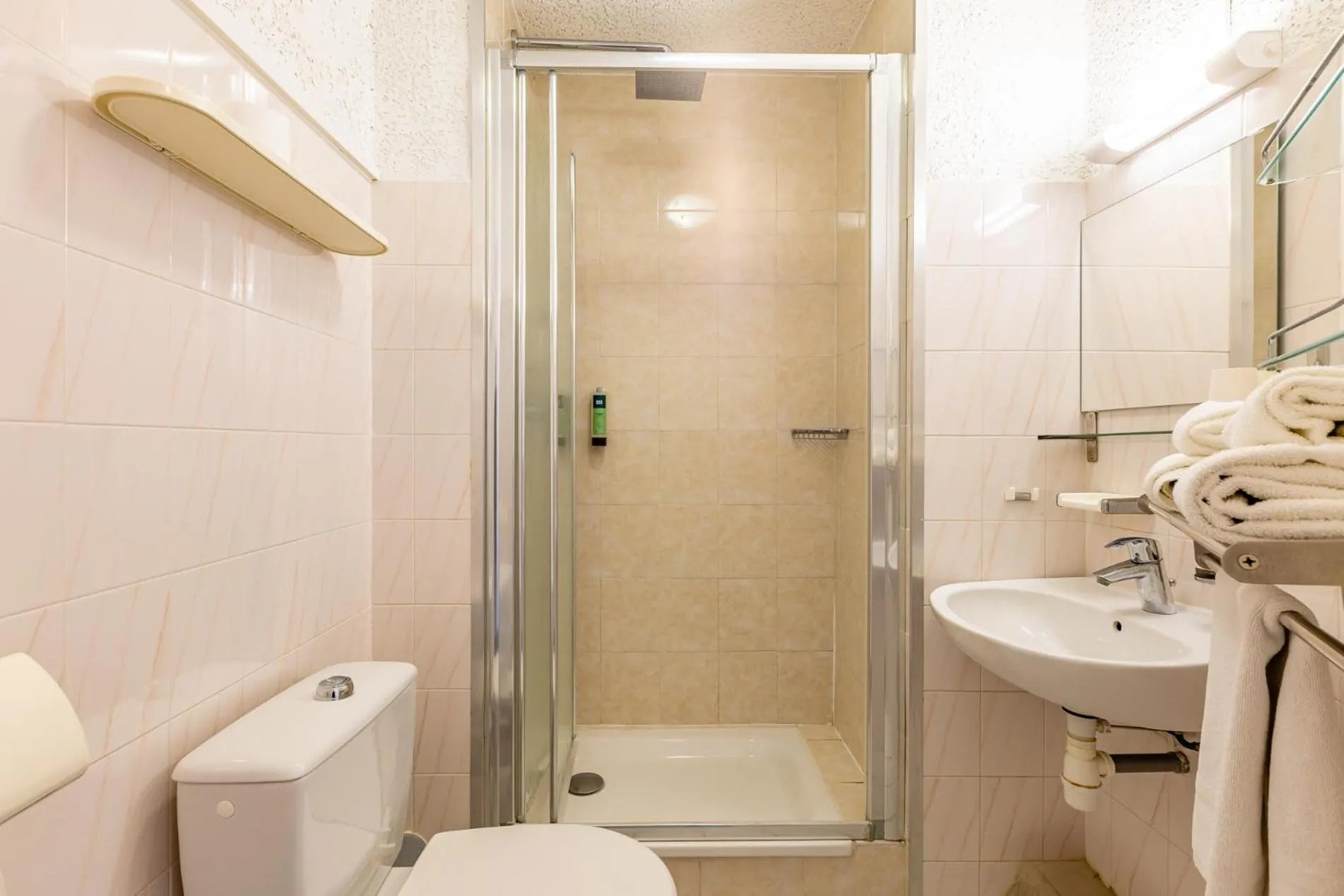 Bathroom in Logis Heraclee