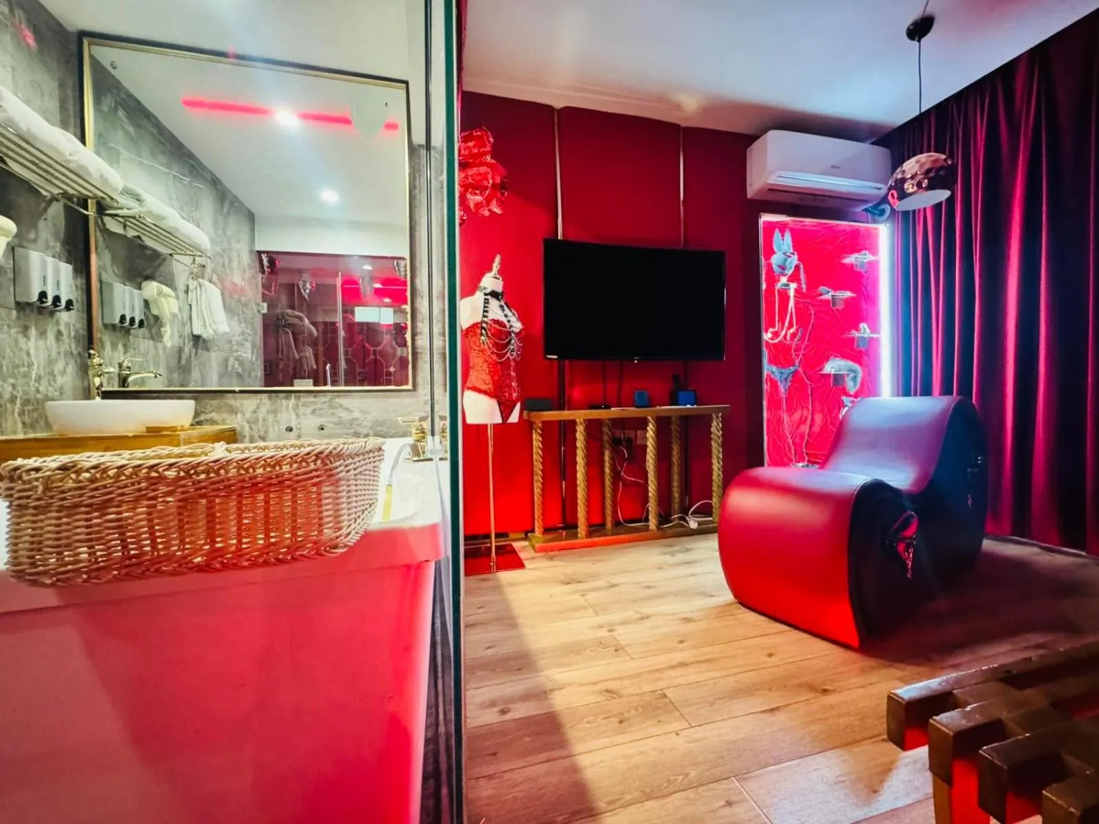 Communal lounge/ TV room in Nomado Boutique Hotel