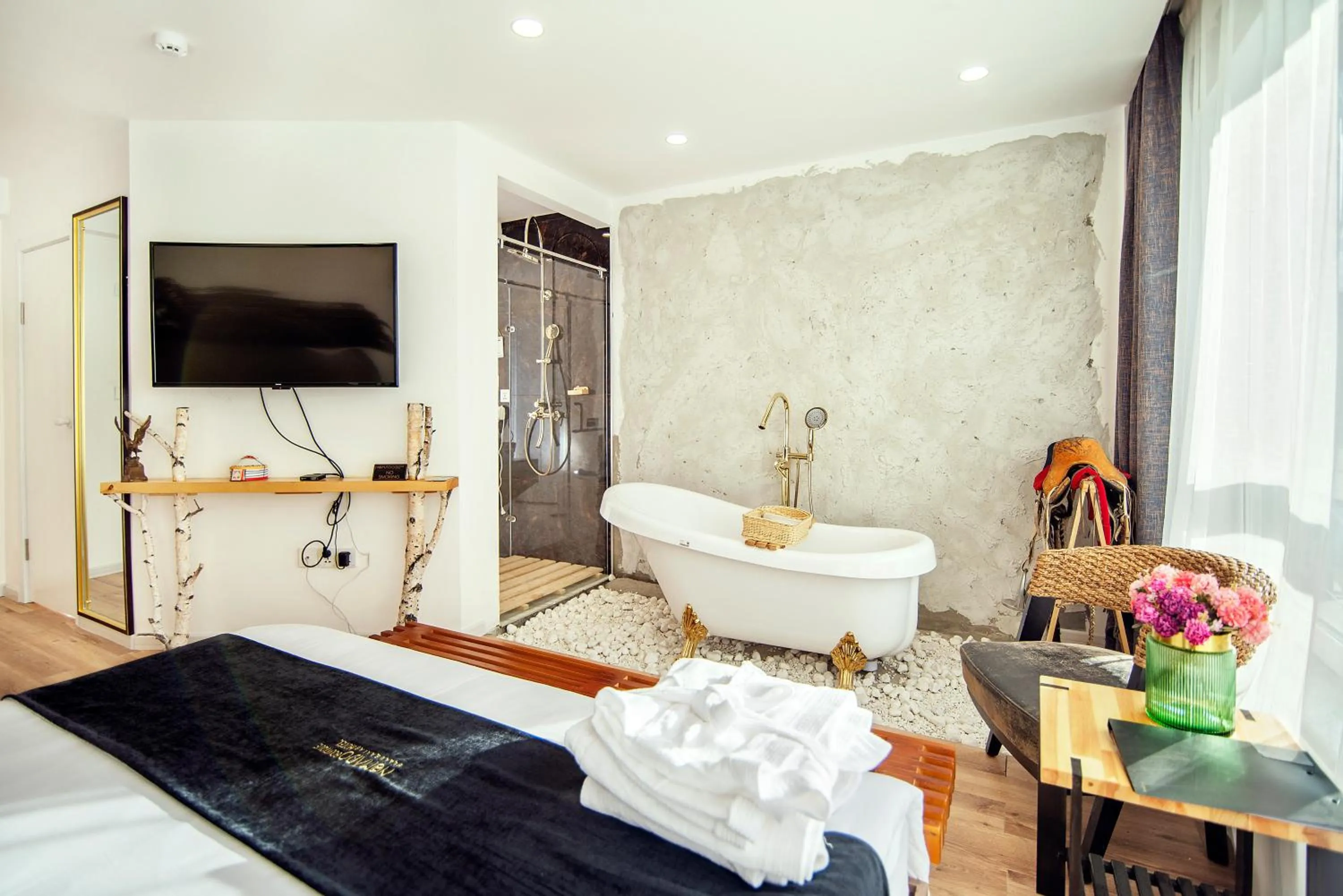 Bathroom, Bed in Nomado Boutique Hotel