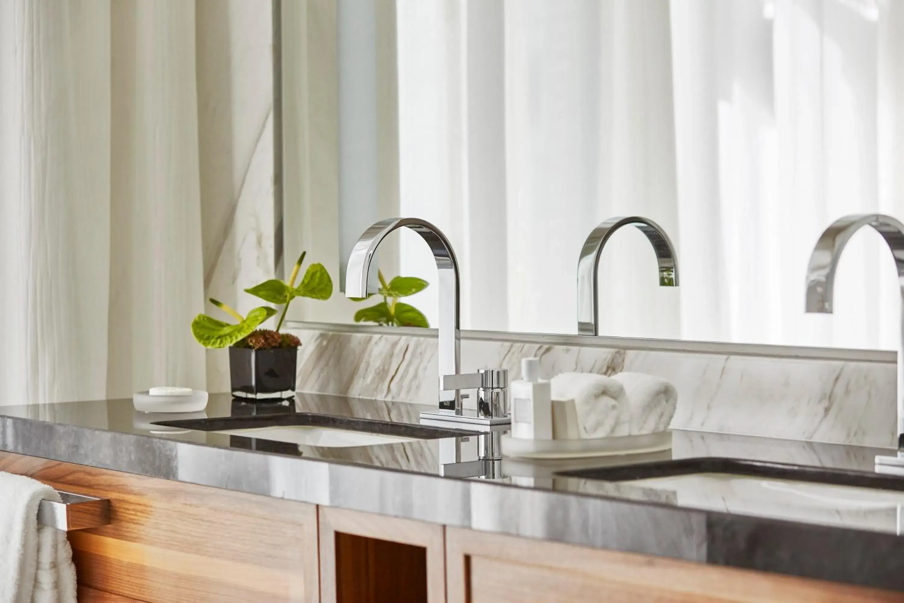 Deluxe Sevilla in Four Seasons Hotel Madrid Deluxe Sevilla in Four Seasons Hotel Madrid