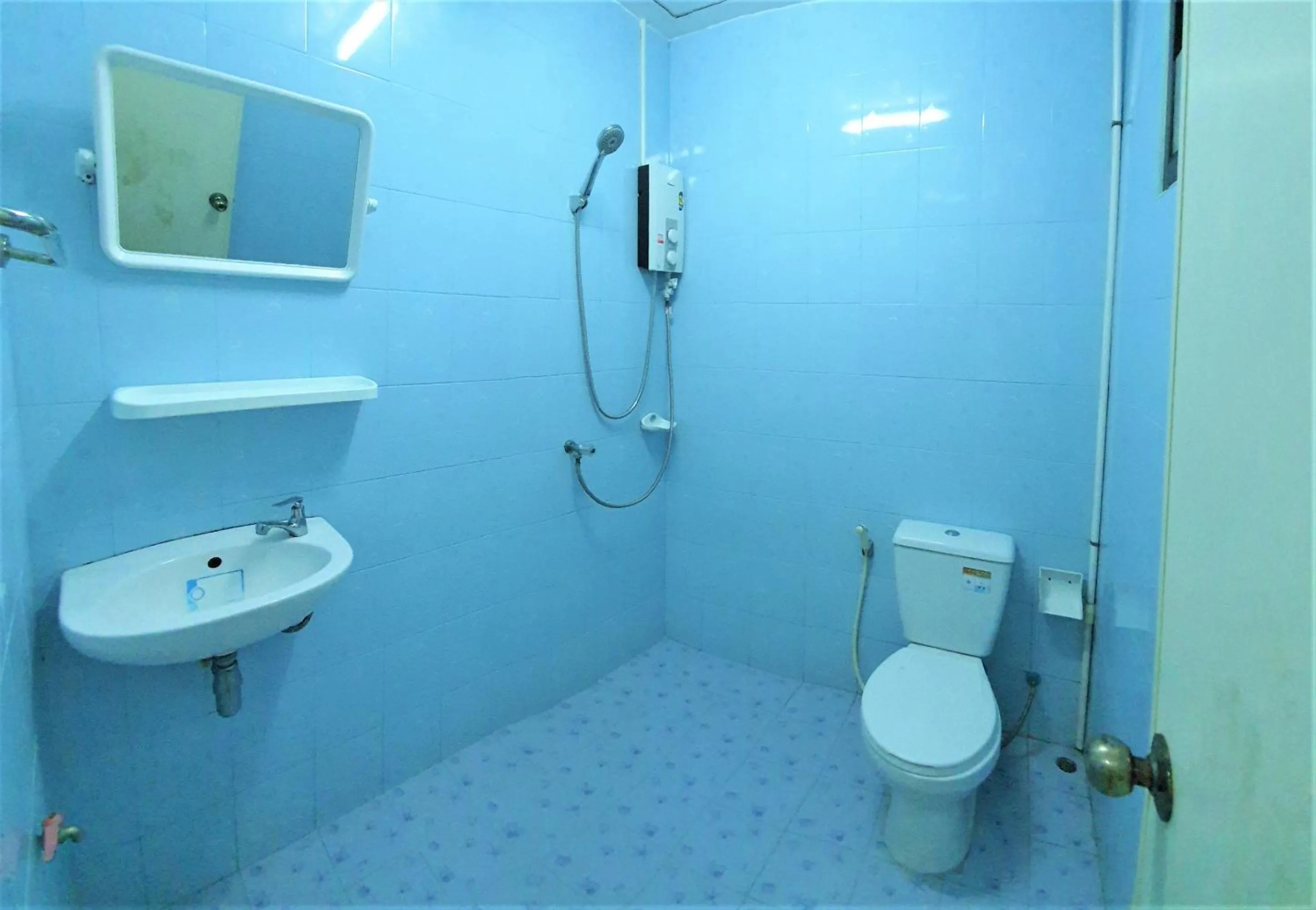 Bathroom in Chalong Stay Well by Palai Seafood