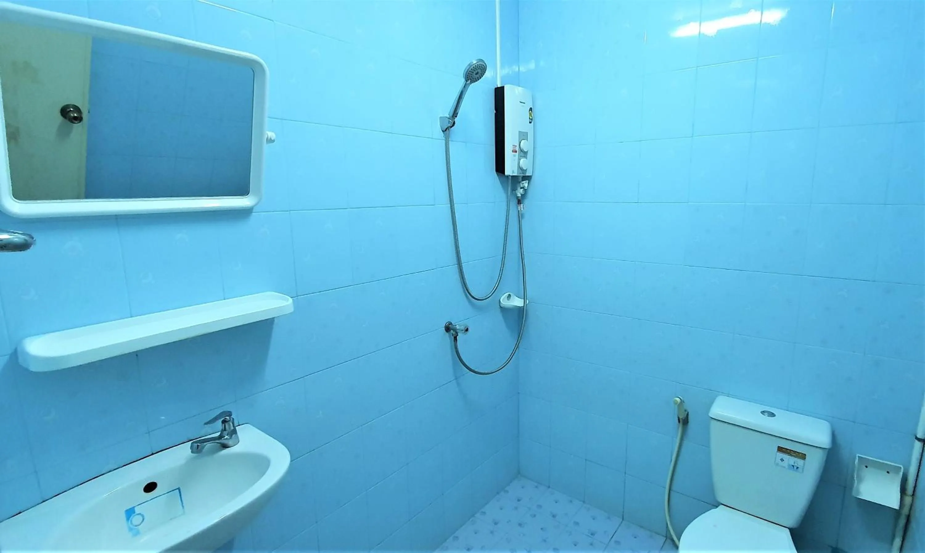 Bathroom in Chalong Stay Well by Palai Seafood