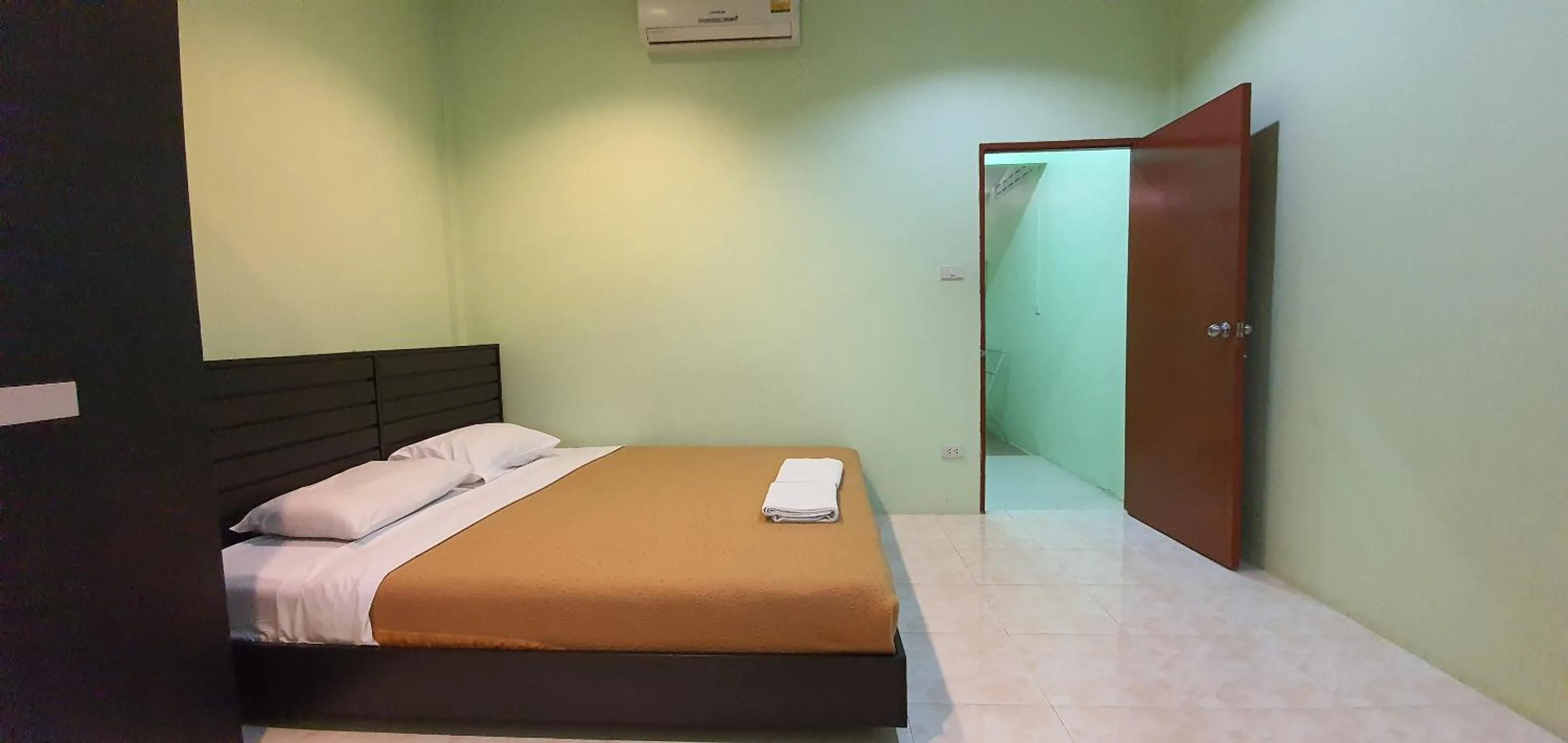 Bedroom in Chalong Stay Well by Palai Seafood