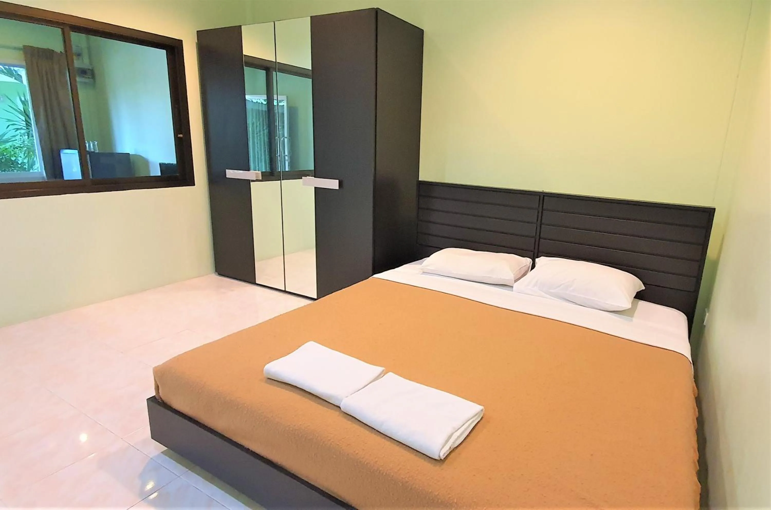 Bed in Chalong Stay Well by Palai Seafood