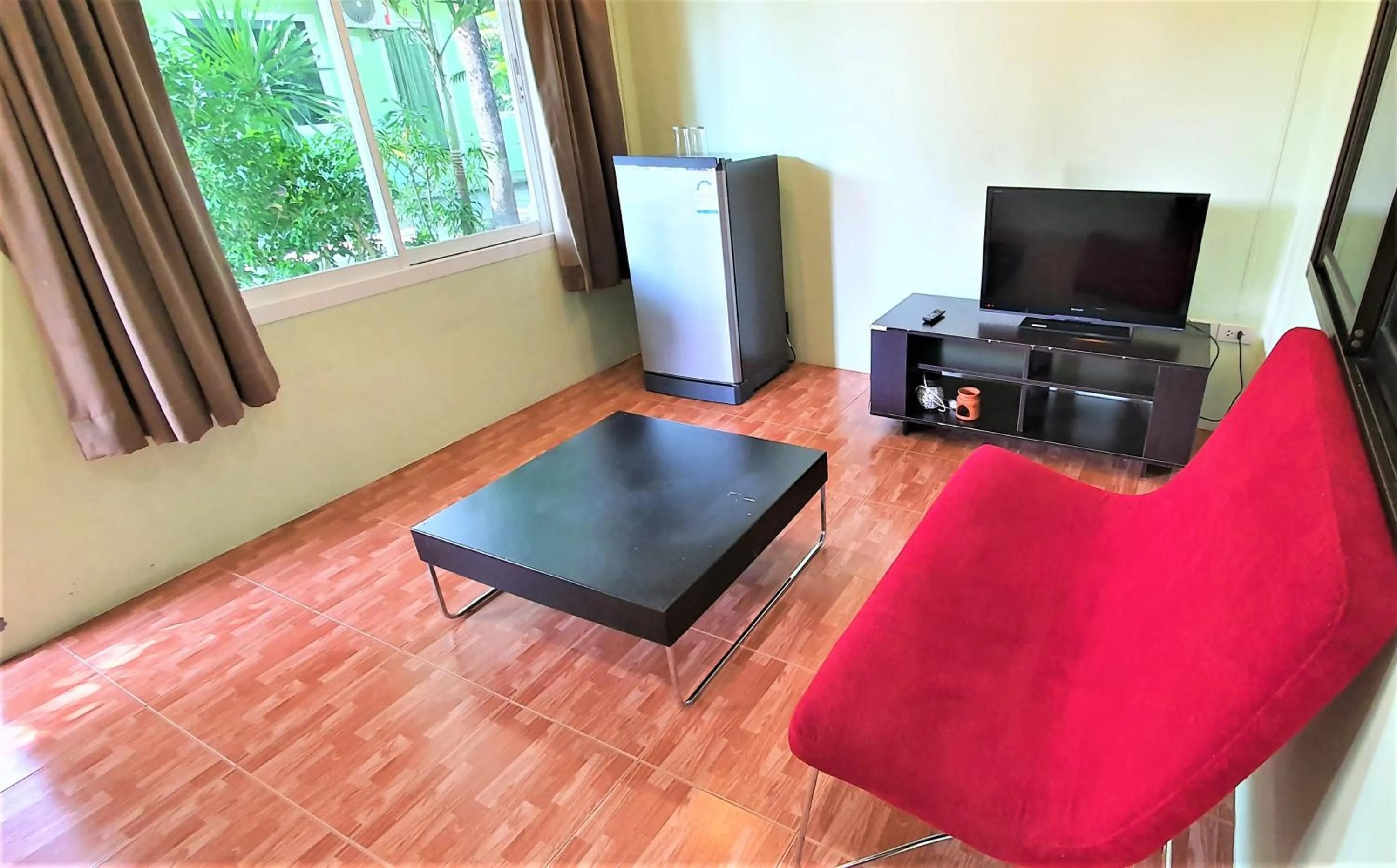 TV and multimedia in Chalong Stay Well by Palai Seafood