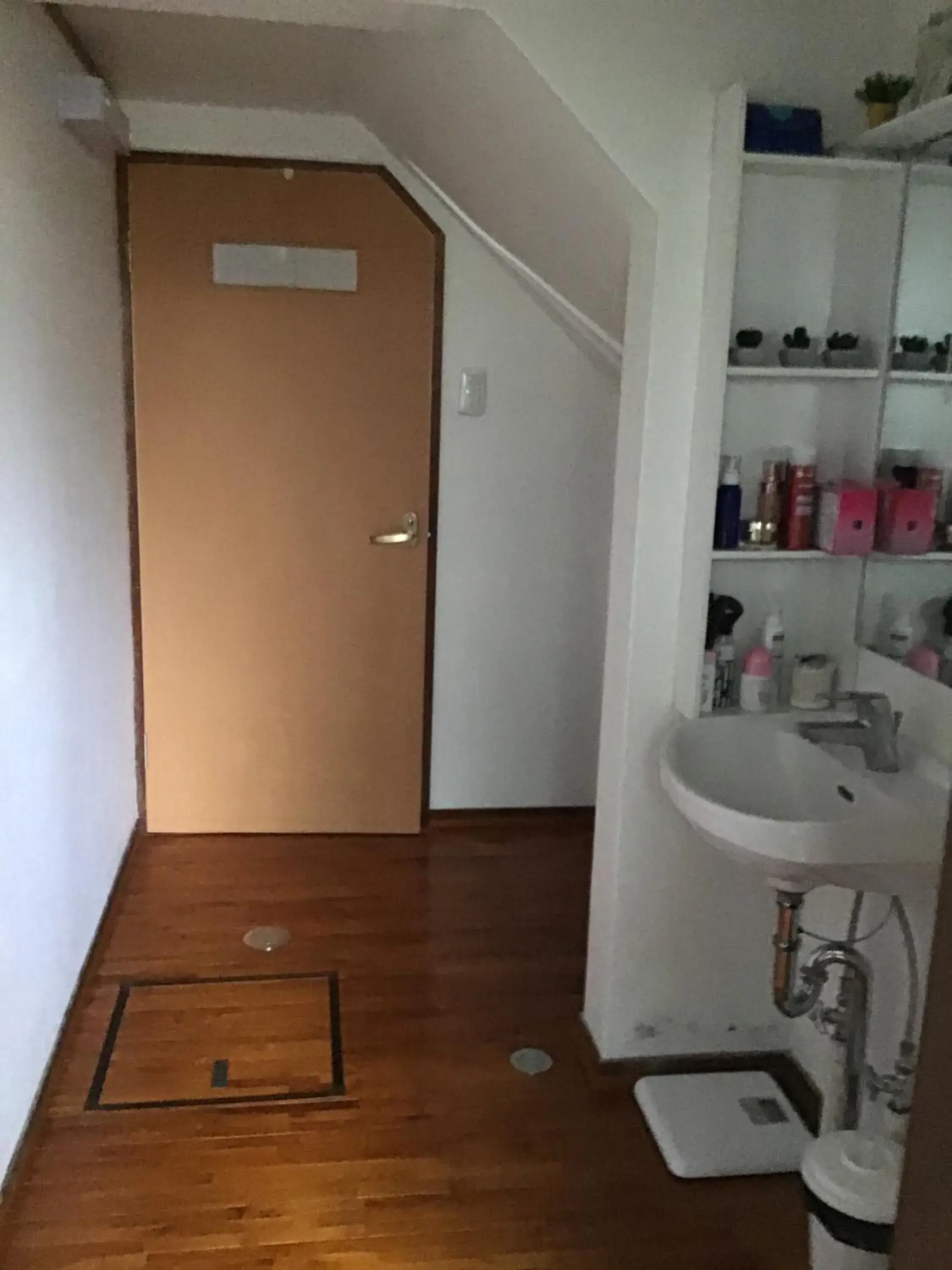 Twin Room with Shared Bathroom - single occupancy in Kami House Twin Room with Shared Bathroom - single occupancy in Kami House