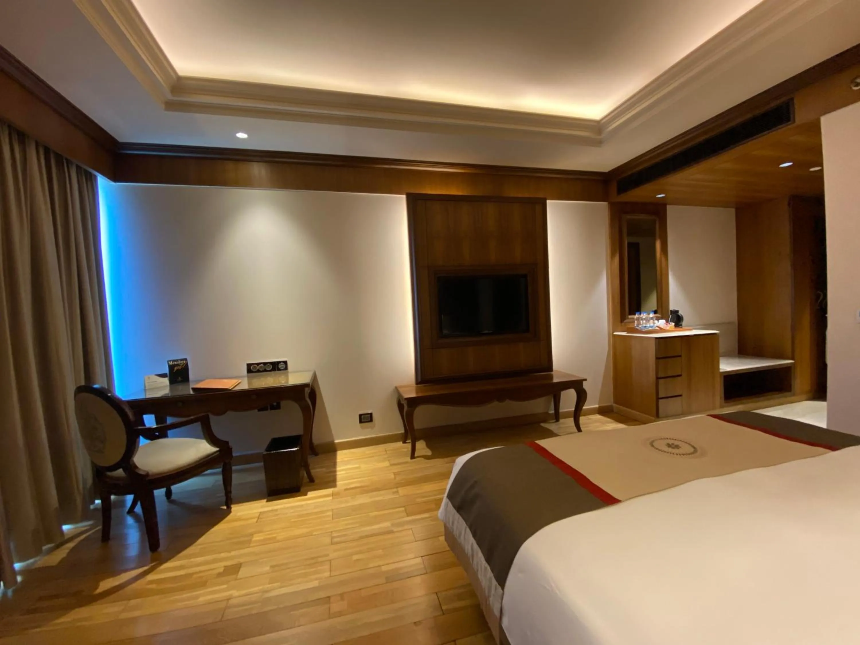 Photo of the whole room, Bed in Seven Seas Hotel