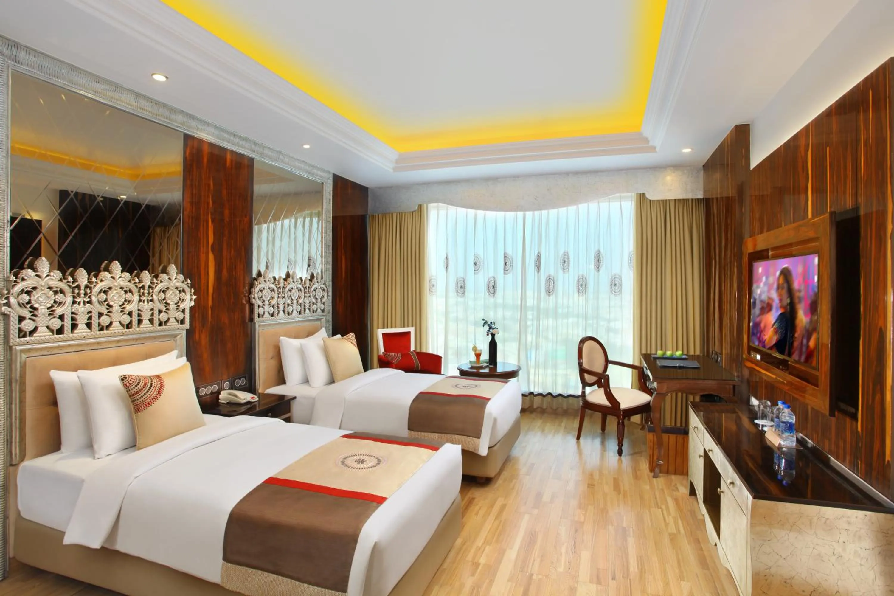 Photo of the whole room, Bed in Seven Seas Hotel