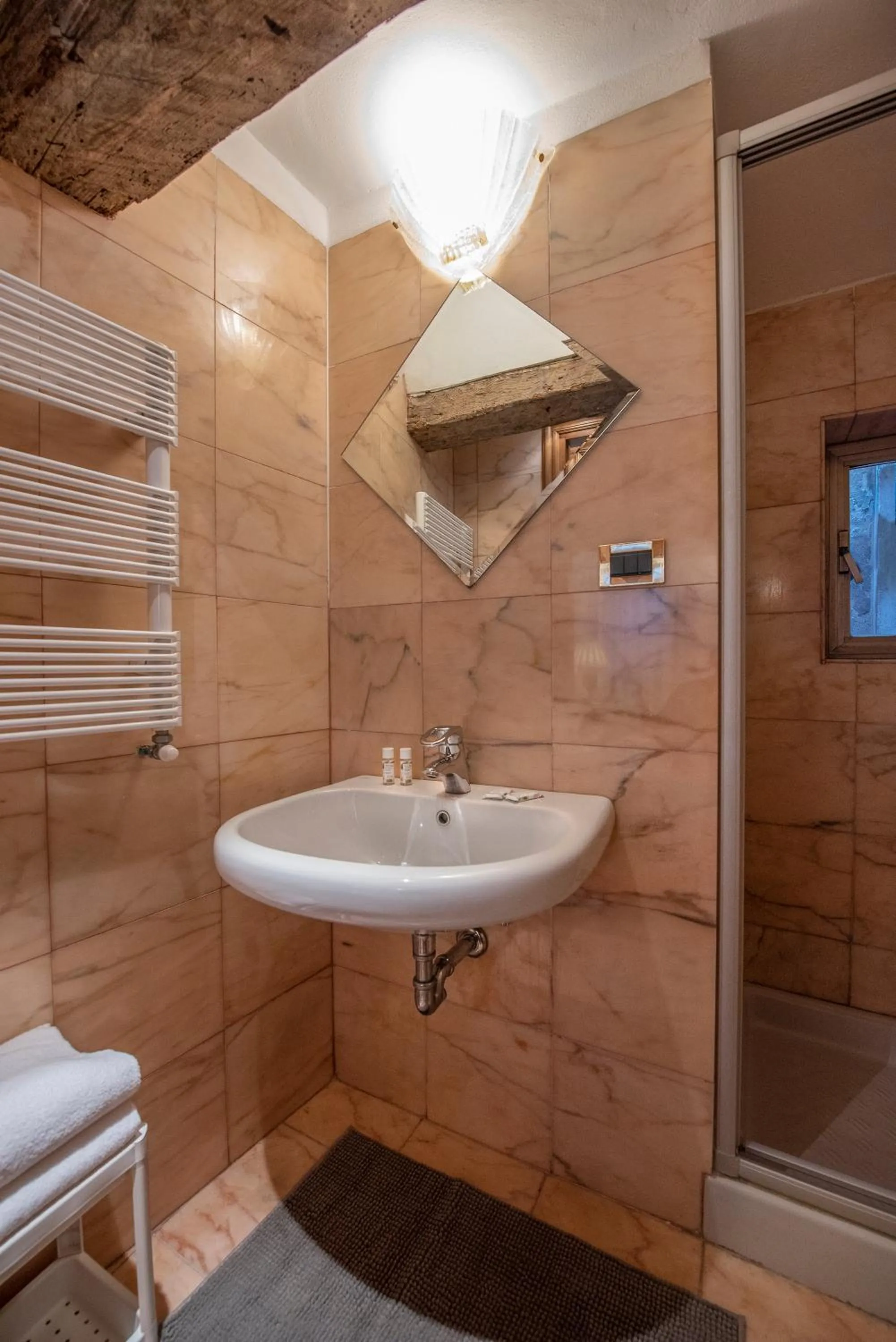 Bathroom in Anzolo Palace - Rooms & Apartments