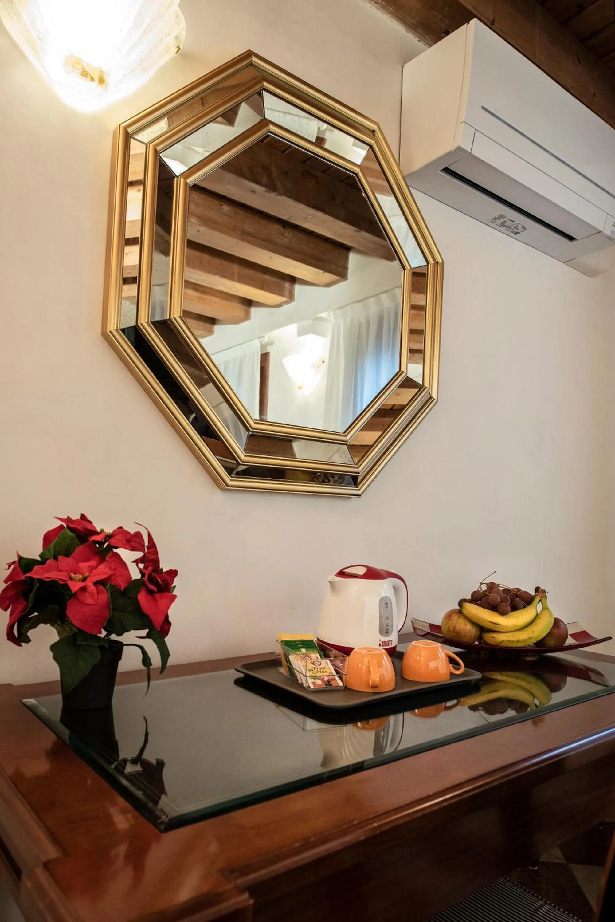 Decorative detail in Anzolo Palace - Rooms & Apartments