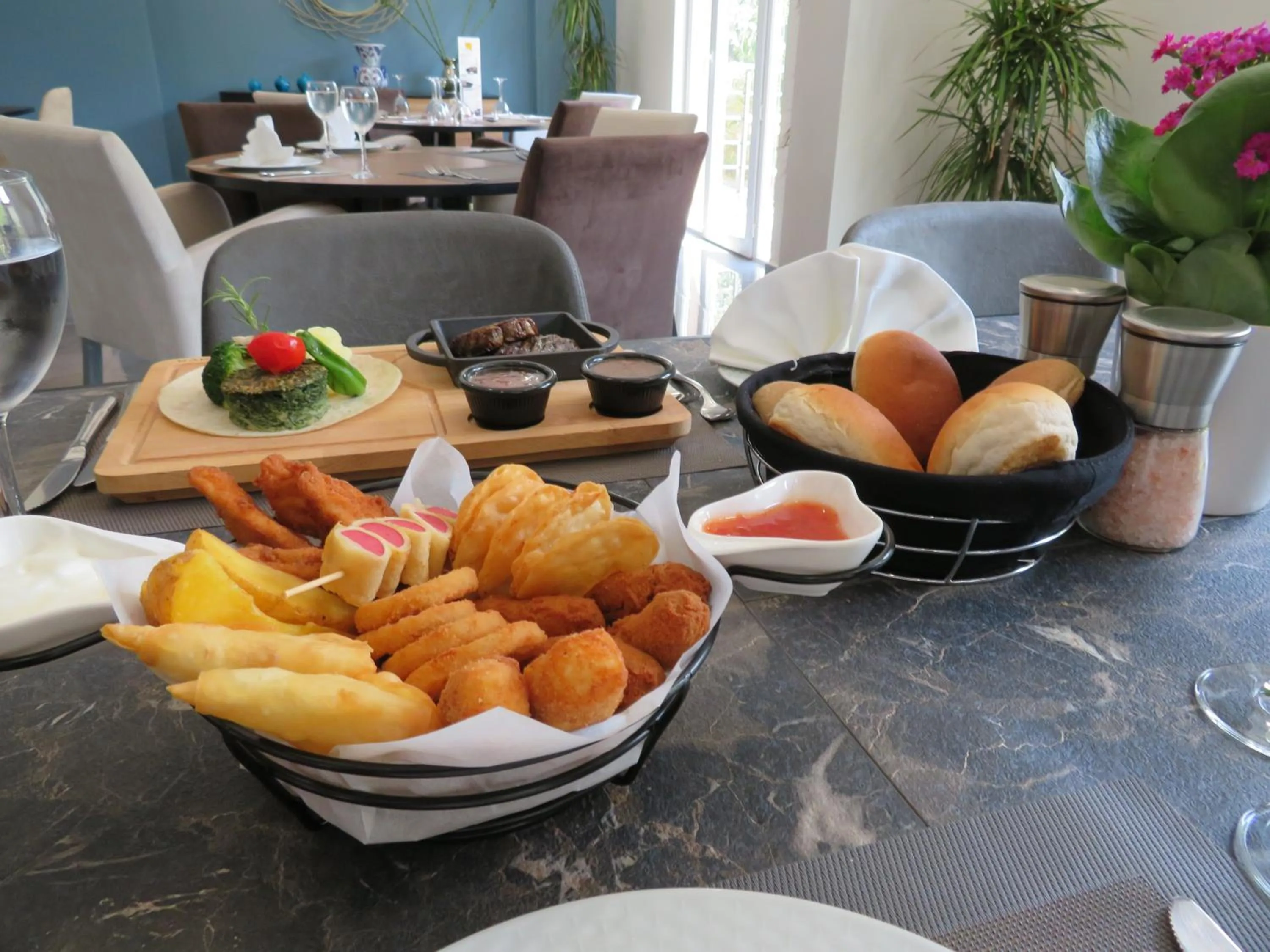 Food and drinks in Hotel Sun