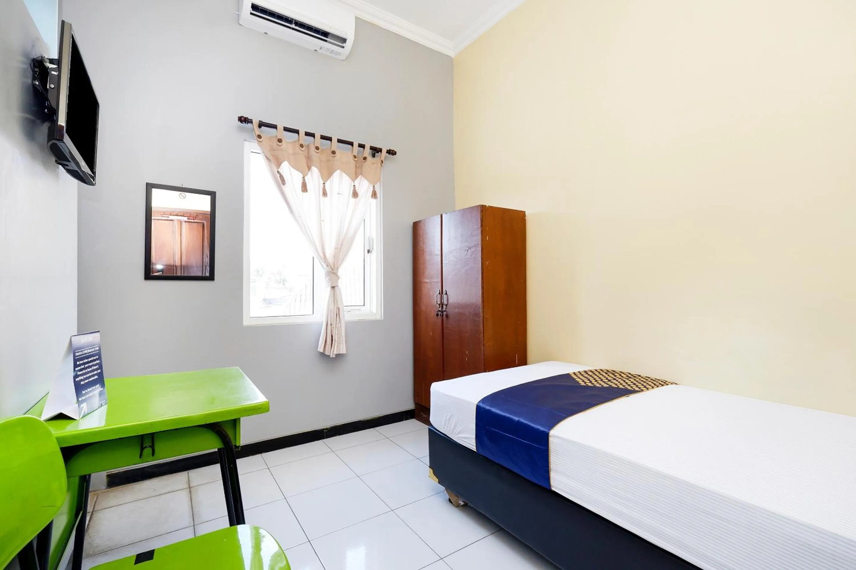 Bedroom, Bed in Hotel O Solo Point Guest House Syariah